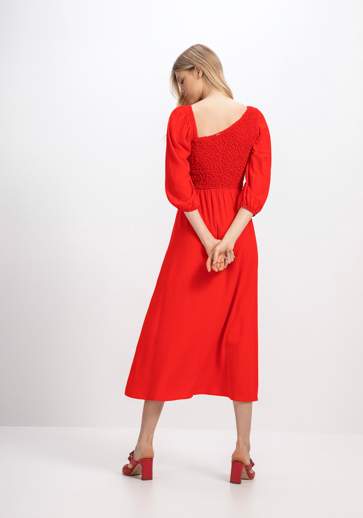 Vestido Midi em Viscose com Decote Assim&eacute;trico, VERMELHO FOREVER, large.
