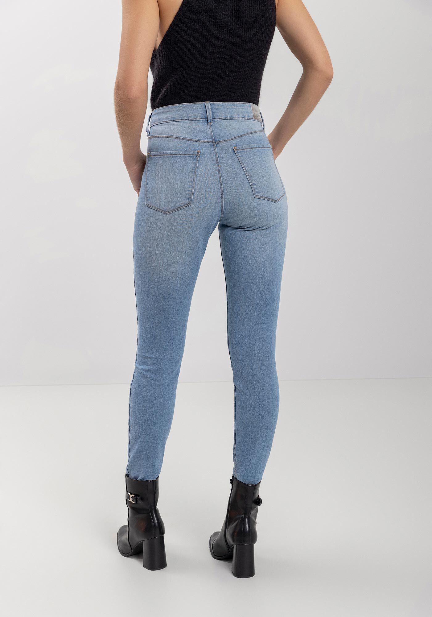 Cal&ccedil;a Jeans Skinny Com Bolsos E Costura Pespontada, JEANS, large.
