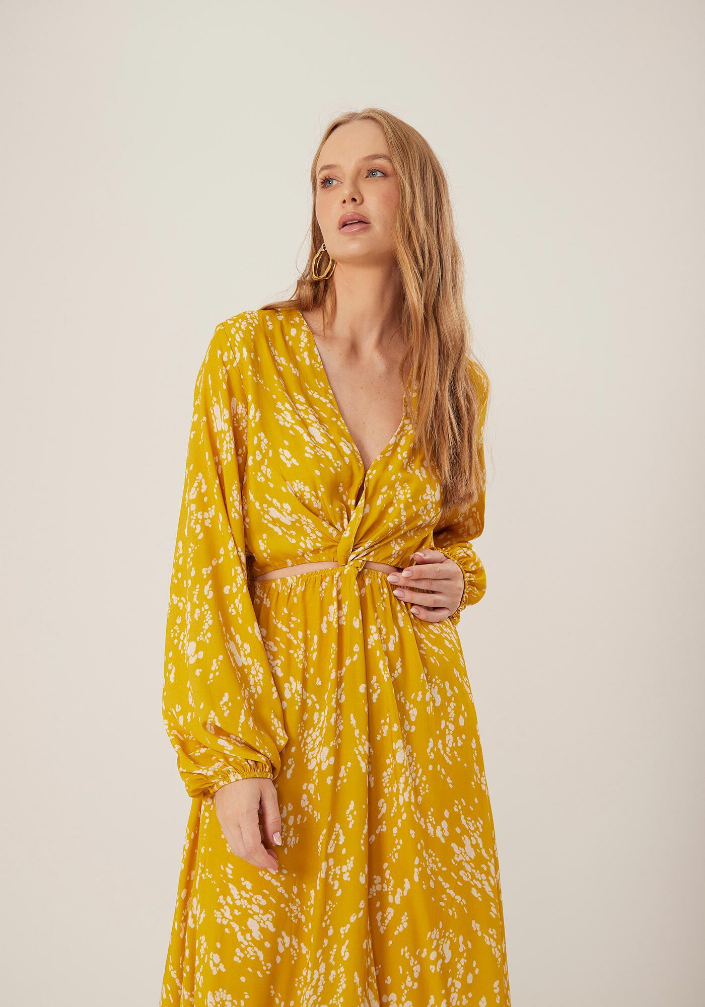 Vestido Estampado Midi Ch&aacute; Em Viscose Com Tor&ccedil;&atilde;o Frontal, , large.