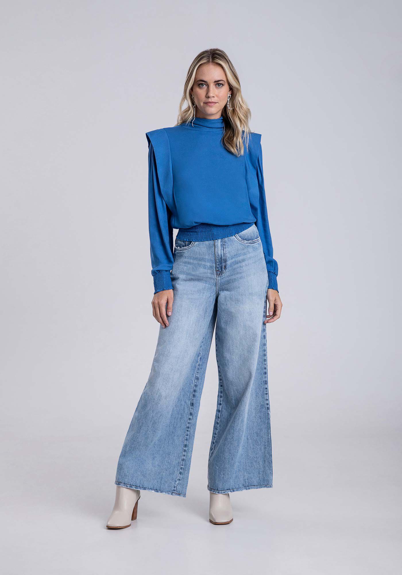 Blusa Gola Alta em Crepe com Recorte Ombros, AZUL TINKER, large.