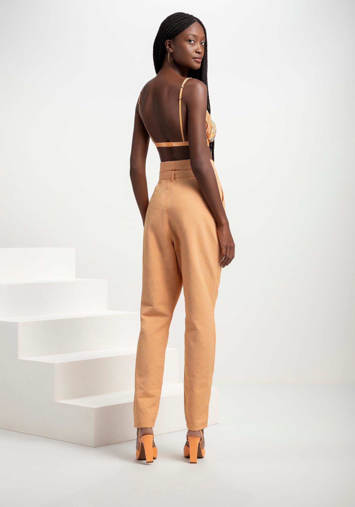 Calça cintura alta com cinto clearance