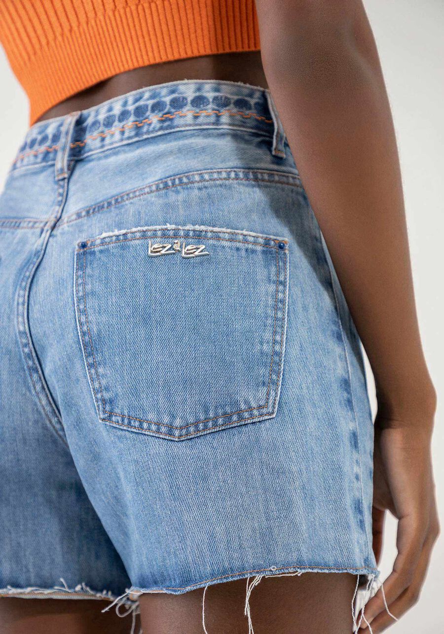 Shorts Jeans Boyfriend Bordado com Cós Assimétrico, JEANS. Shorts Jeans Boyfriend Bordado com Cós Assimétrico, JEANS, large.