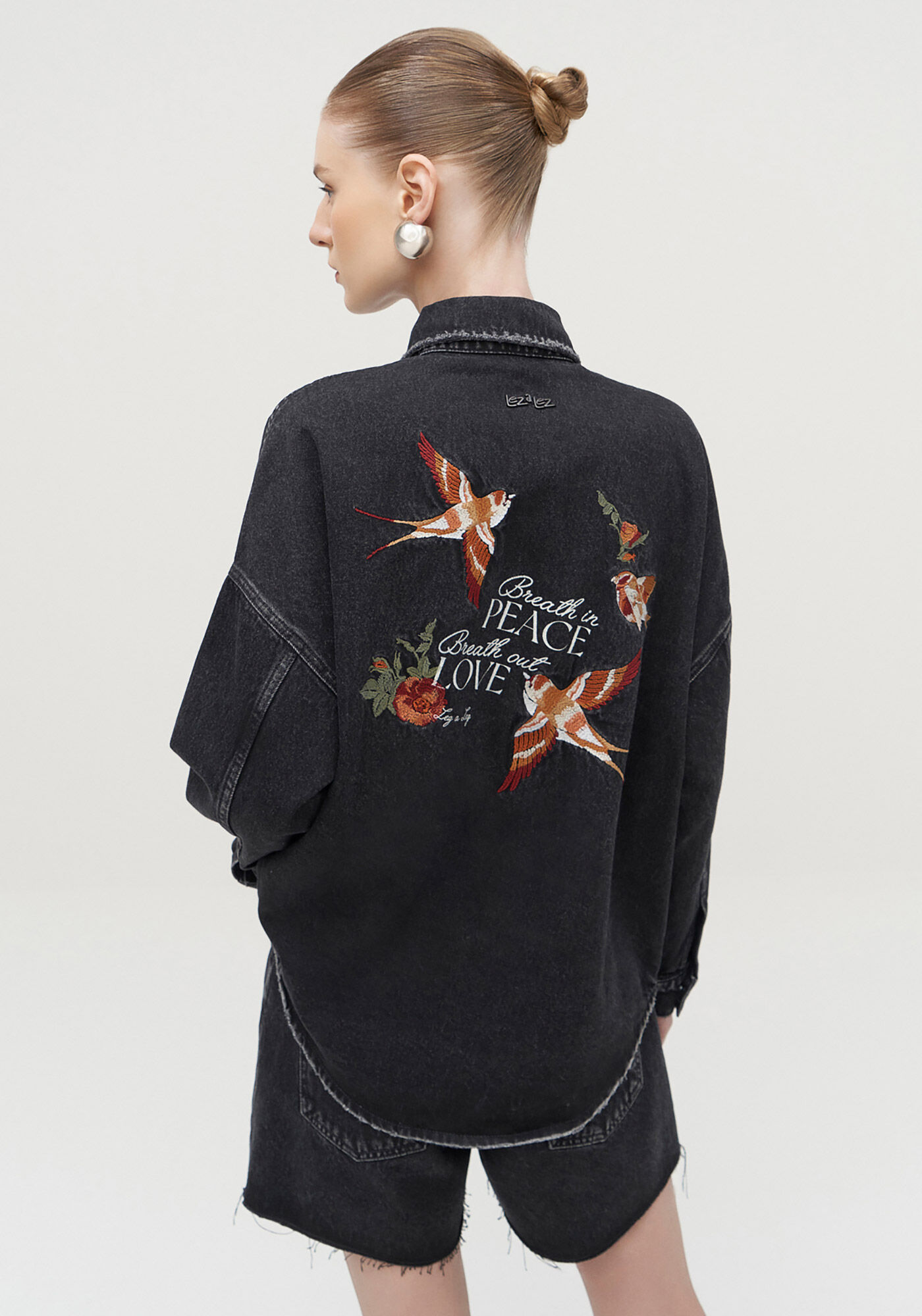 Jaqueta Jeans Preta com Bordado P&aacute;ssaros Costas, , large.