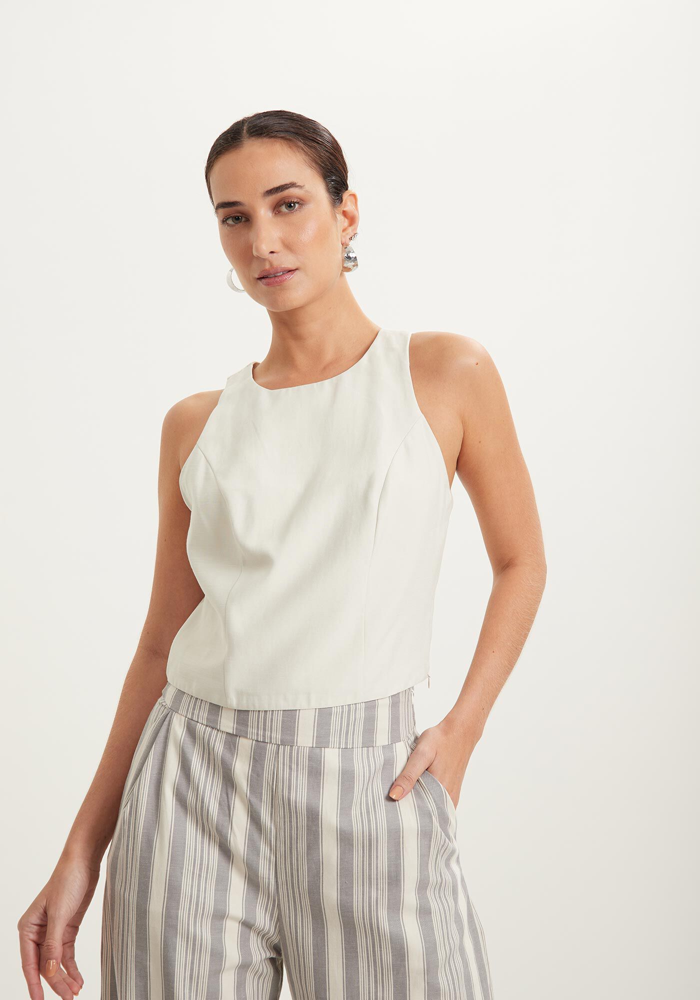 Blusa Cropped Sem Mangas Em Alfaiataria Com Decote Redondo, , large.