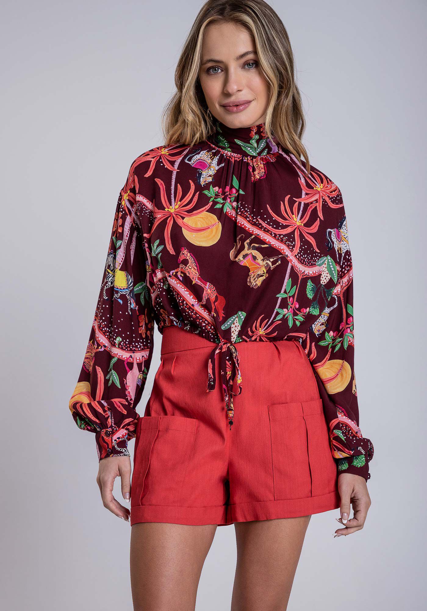 Shorts Cintura M&eacute;dia em Tecido Vast com Bolsos, VERMELHO CARMINE, large.