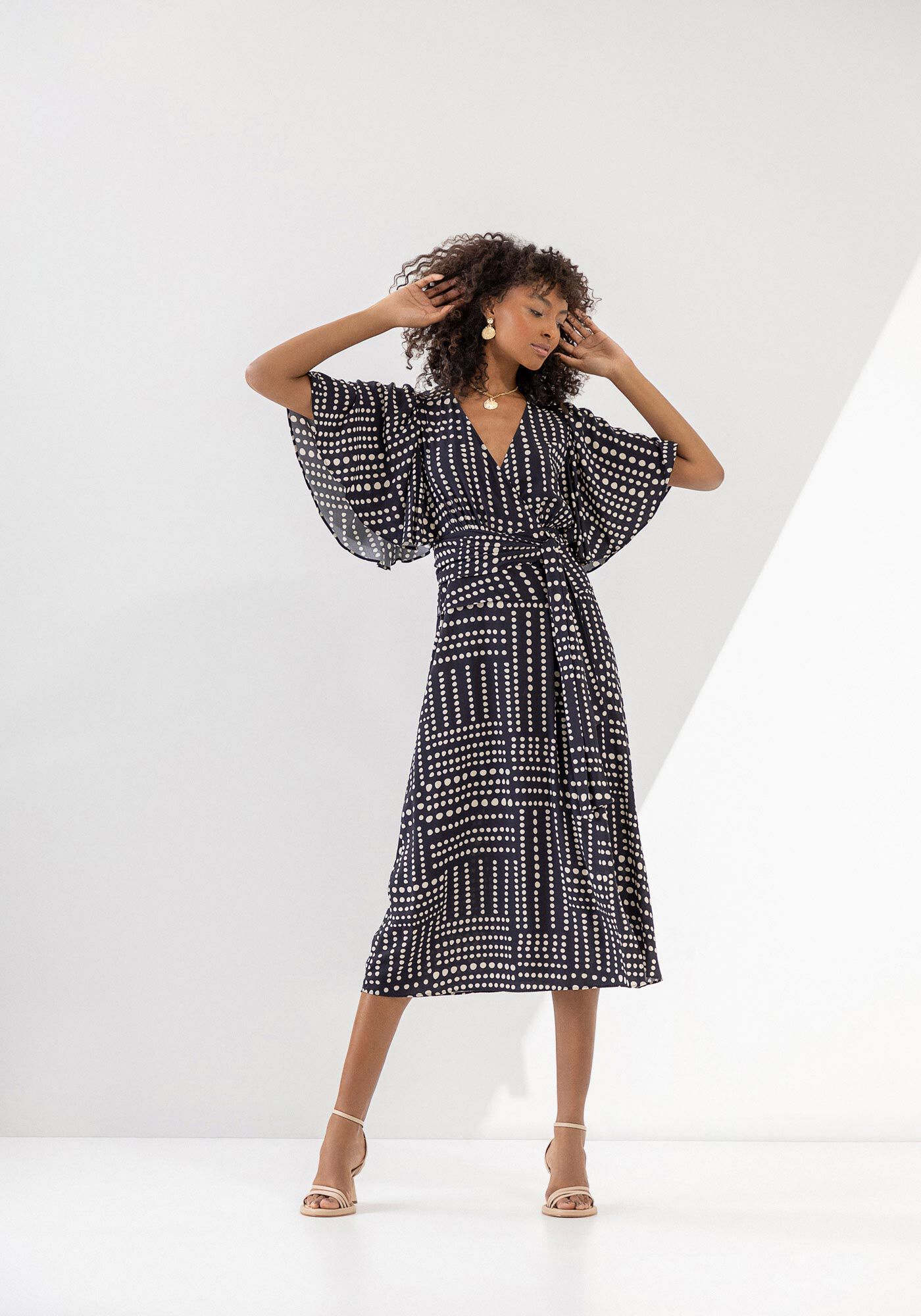 Vestido midi com manga flare top