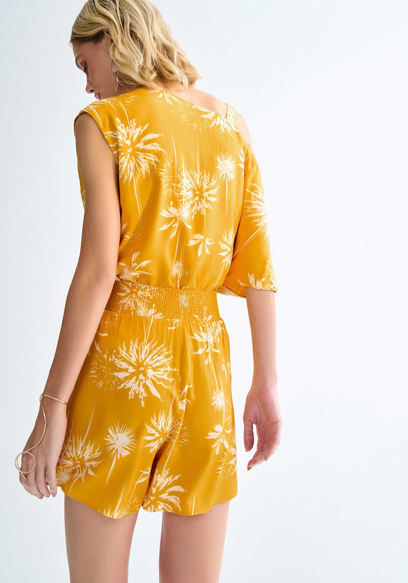 Shorts Estampado em Viscose Lurex com Lastex C&oacute;s, DATE PALMS AMARELO, large.