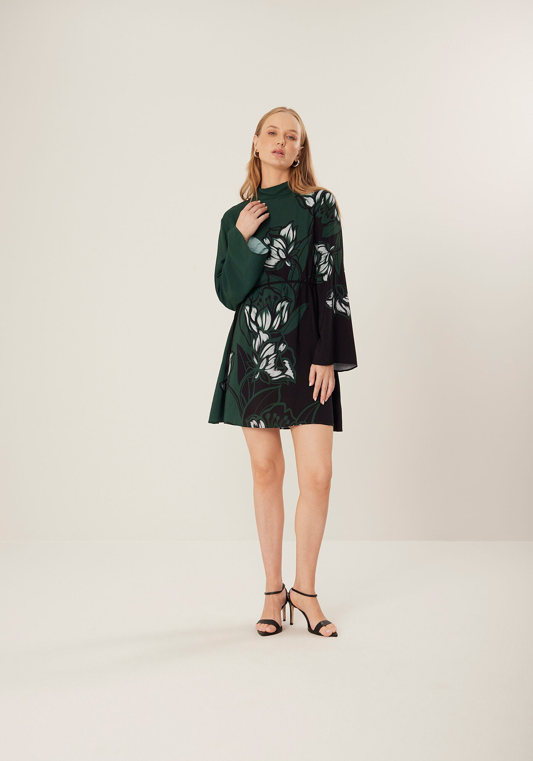 Vestido Curto Estampado Com Mangas Longas Amplas E Cinto, ANEMONE VERDE. Vestido Curto Estampado Com Mangas Longas Amplas E Cinto, ANEMONE VERDE, large.