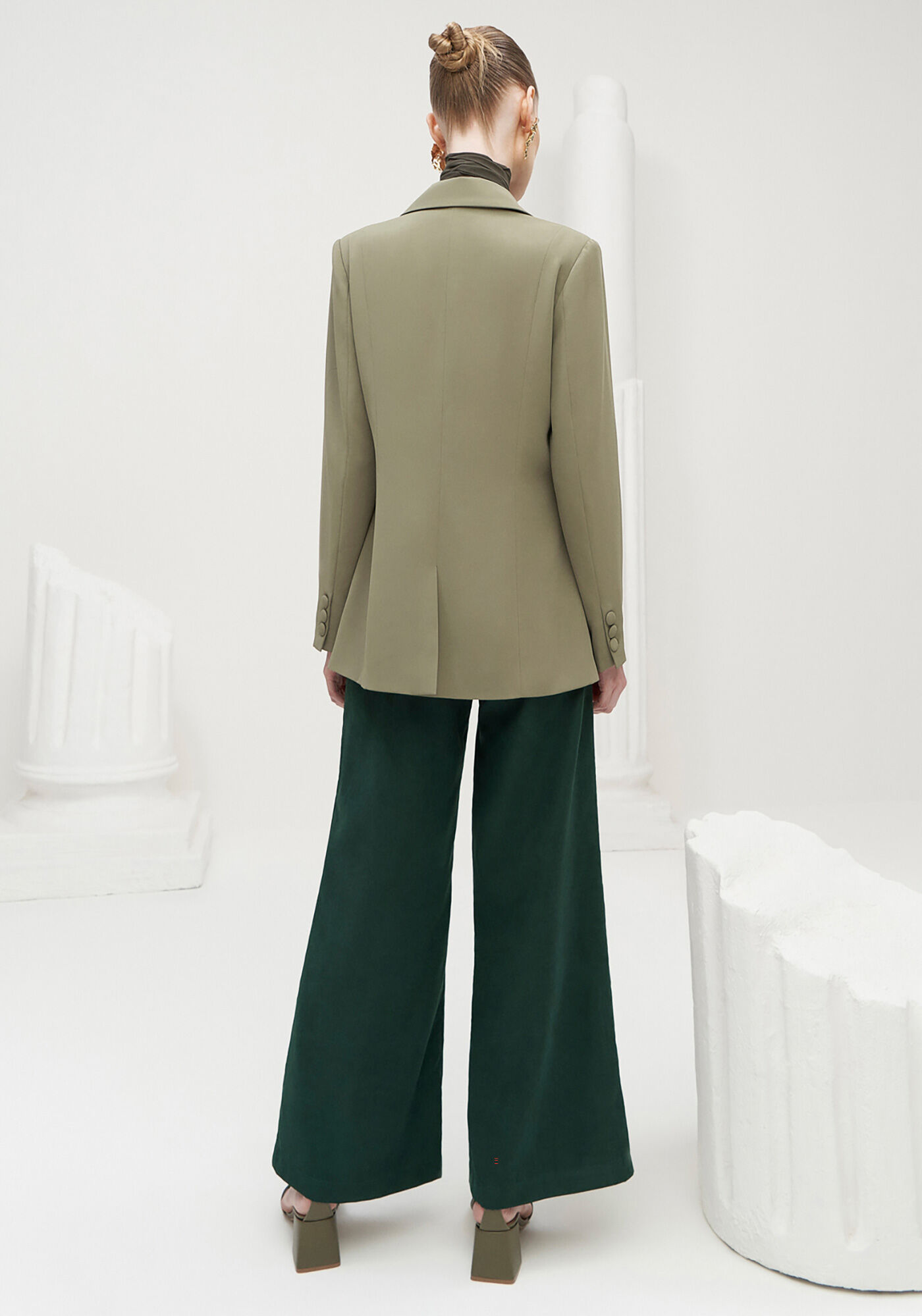 Cal&ccedil;a Reta Alfaiataria em Tecido Aveludado, VERDE CLOROFILA, large.