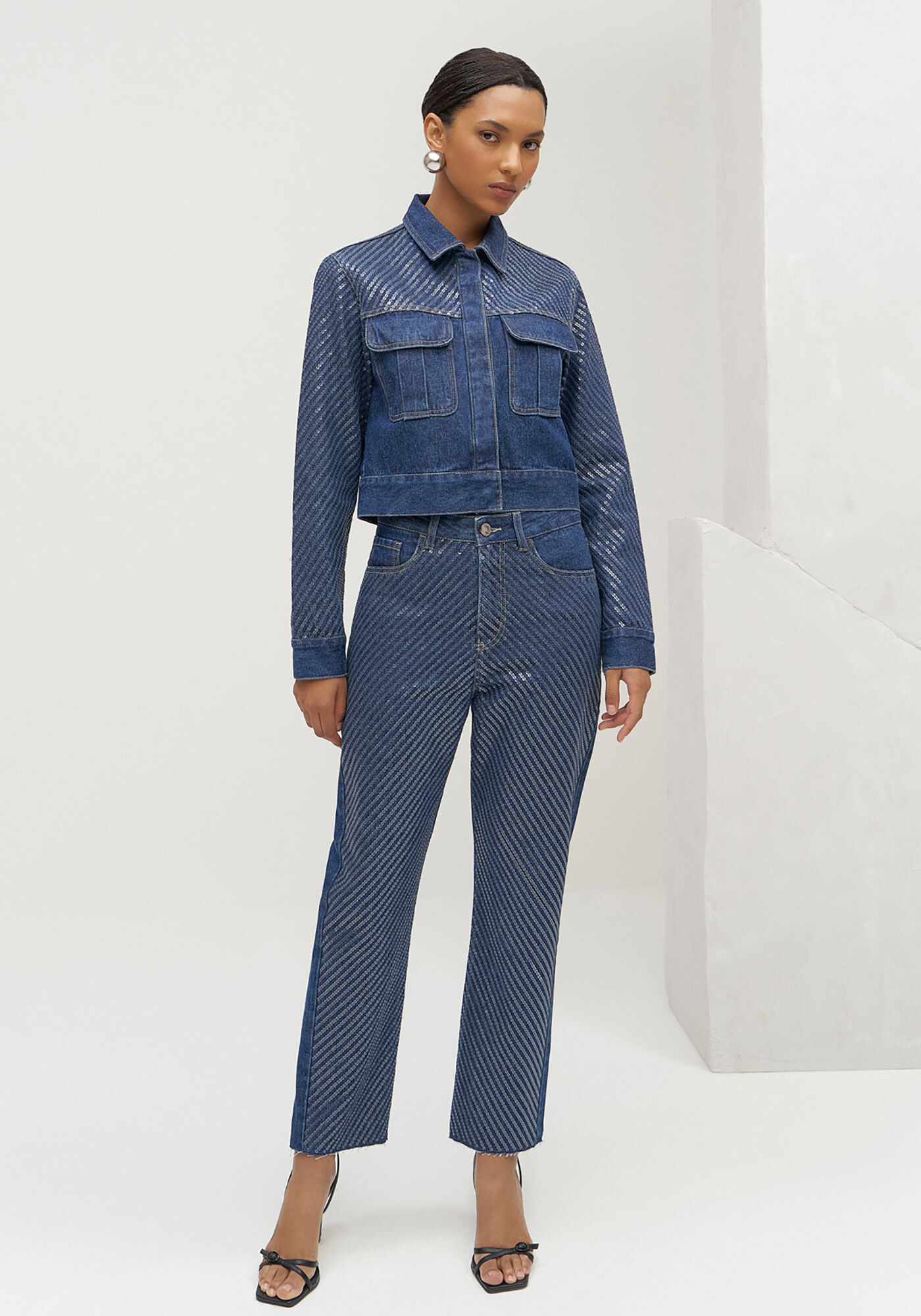 Jaqueta Jeans com Bolsos e Paet&ecirc;s, , large.