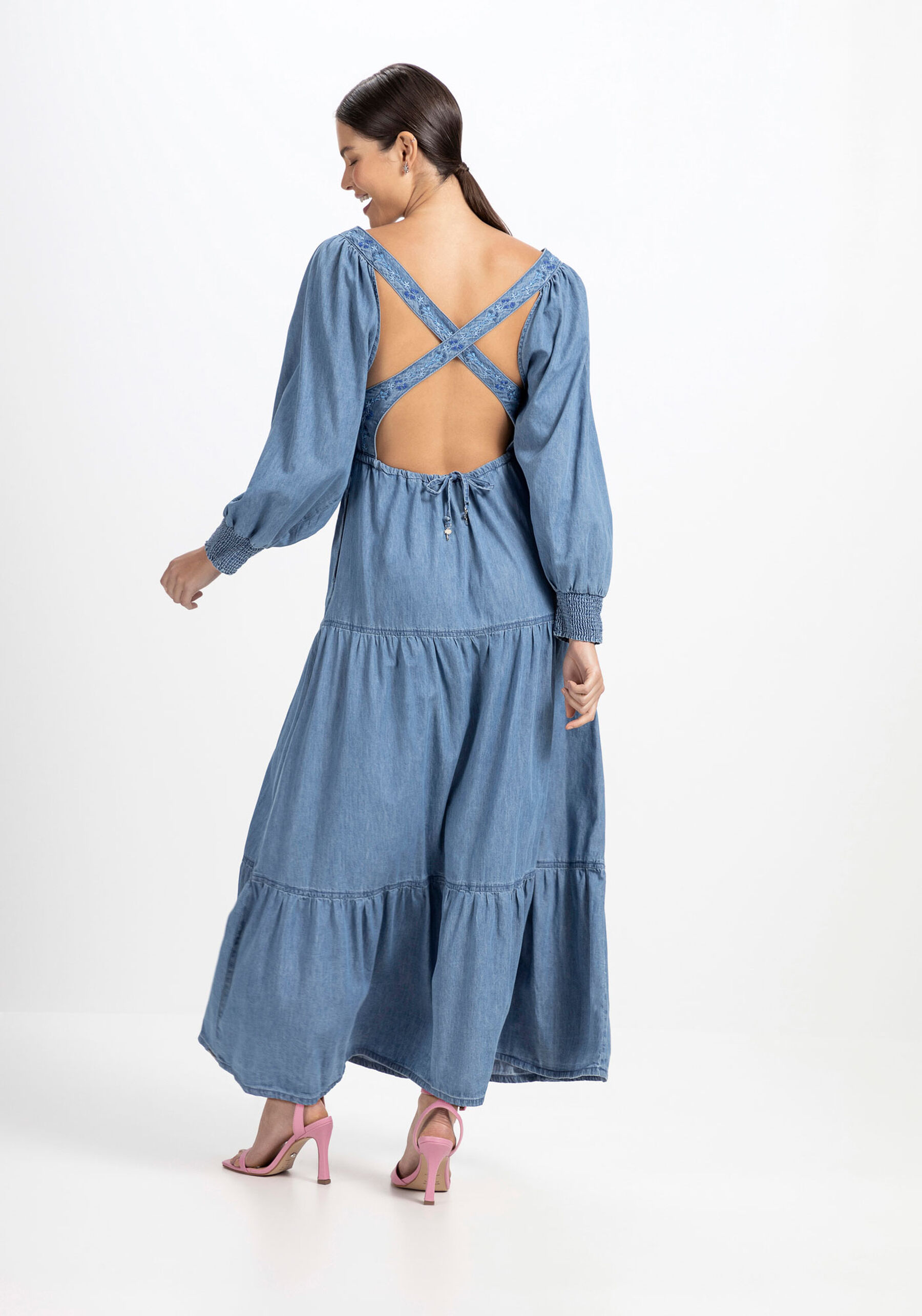 Vestido Jeans Midi com Recorte Costas e Bolsos, JEANS. Vestido Jeans Midi com Recorte Costas e Bolsos, JEANS, large.