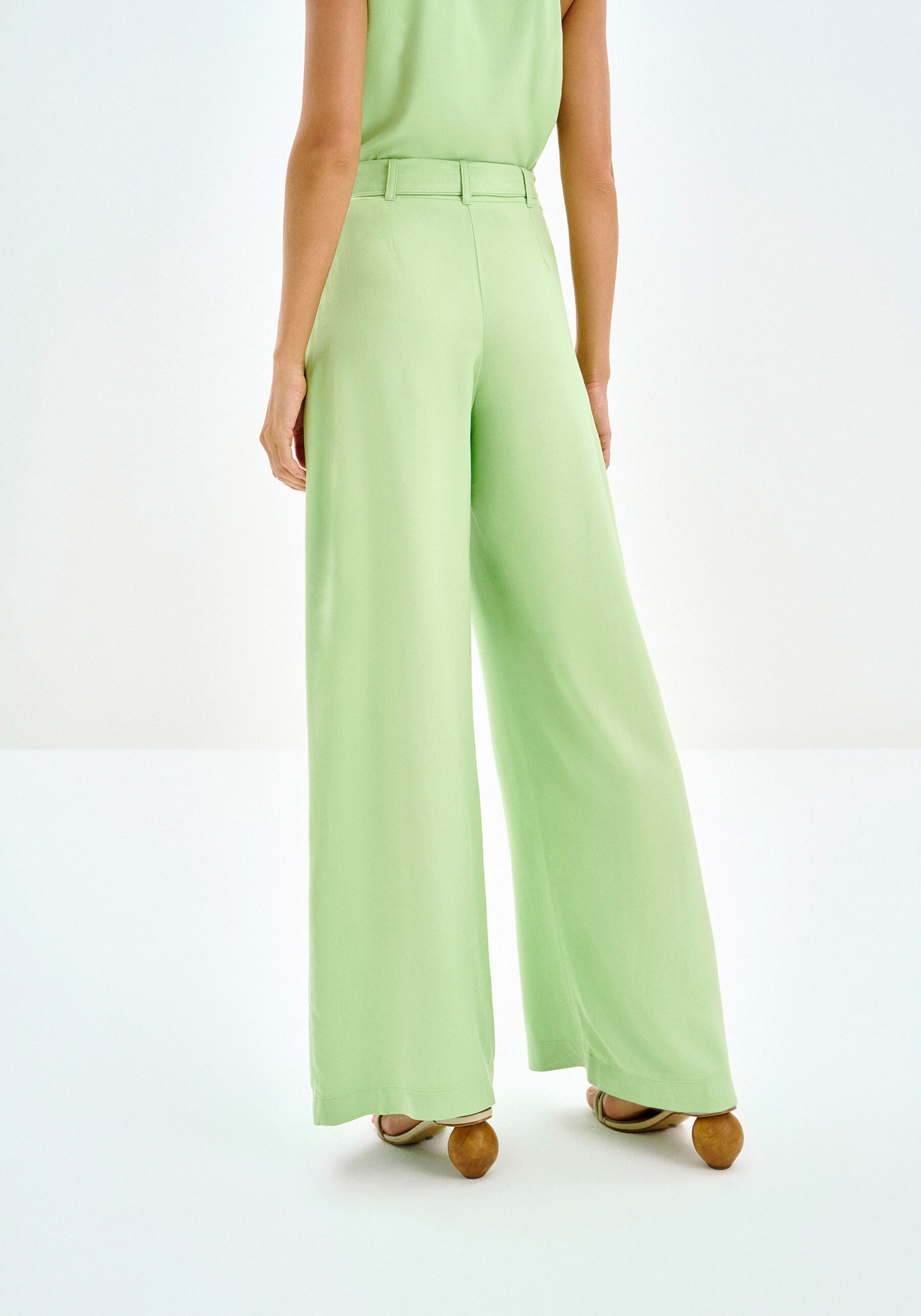 Calça Pantalona em Viscose com Fivela Cinto, VERDE CIMENS. Calça Pantalona em Viscose com Fivela Cinto, VERDE CIMENS, large.