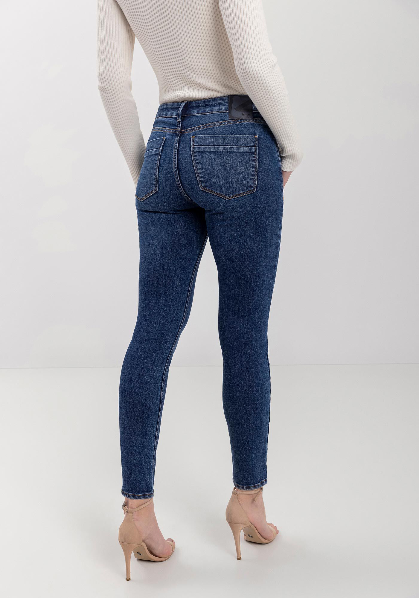 Cal&ccedil;a Jeans Skinny Curta Com Cintura M&eacute;dia E Passantes, , large.