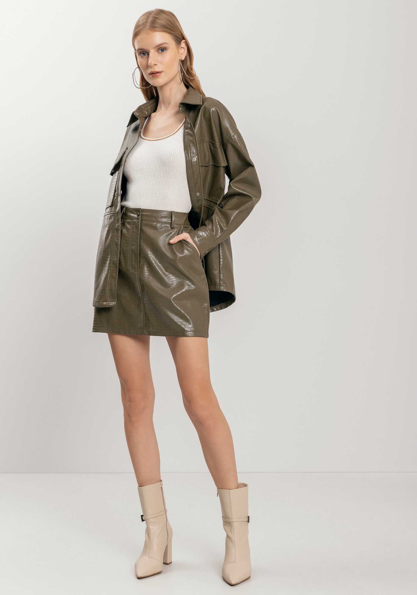 Saia Curta Com Cintura M&eacute;dia E Bolsos Em PU Croco, , large.