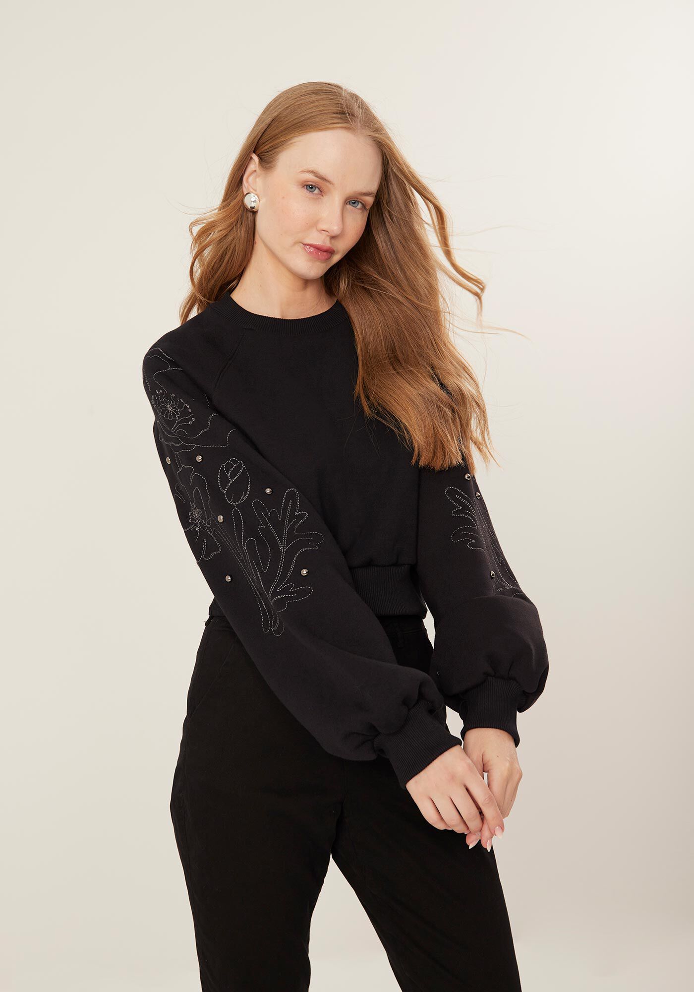 Blus&atilde;o Cropped Em Moletom Com Mangas Bordadas, , large.