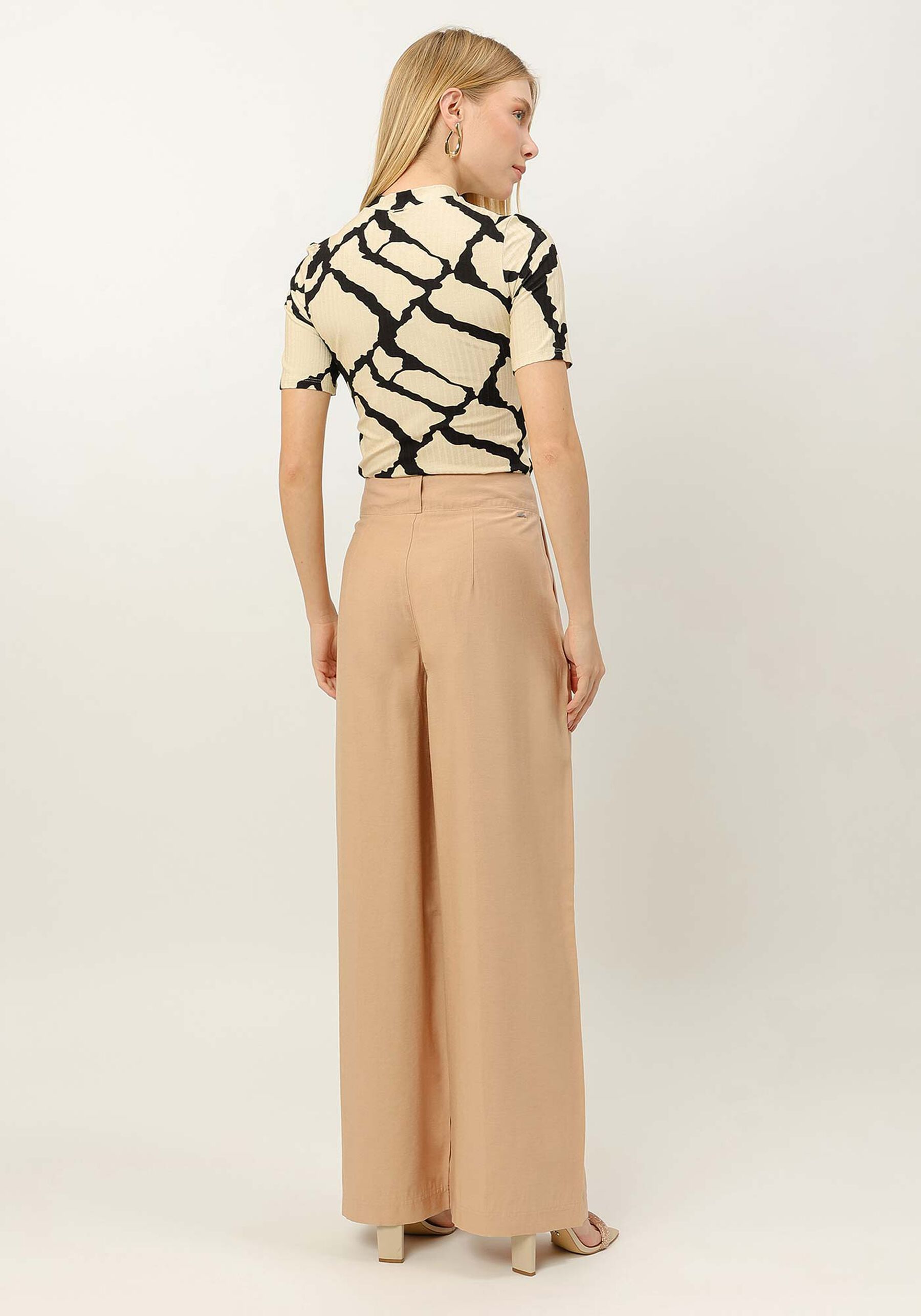 Calça Reta Alfaiataria Ampla com Cintura Média, . Calça Reta Alfaiataria Ampla com Cintura Média, , large.