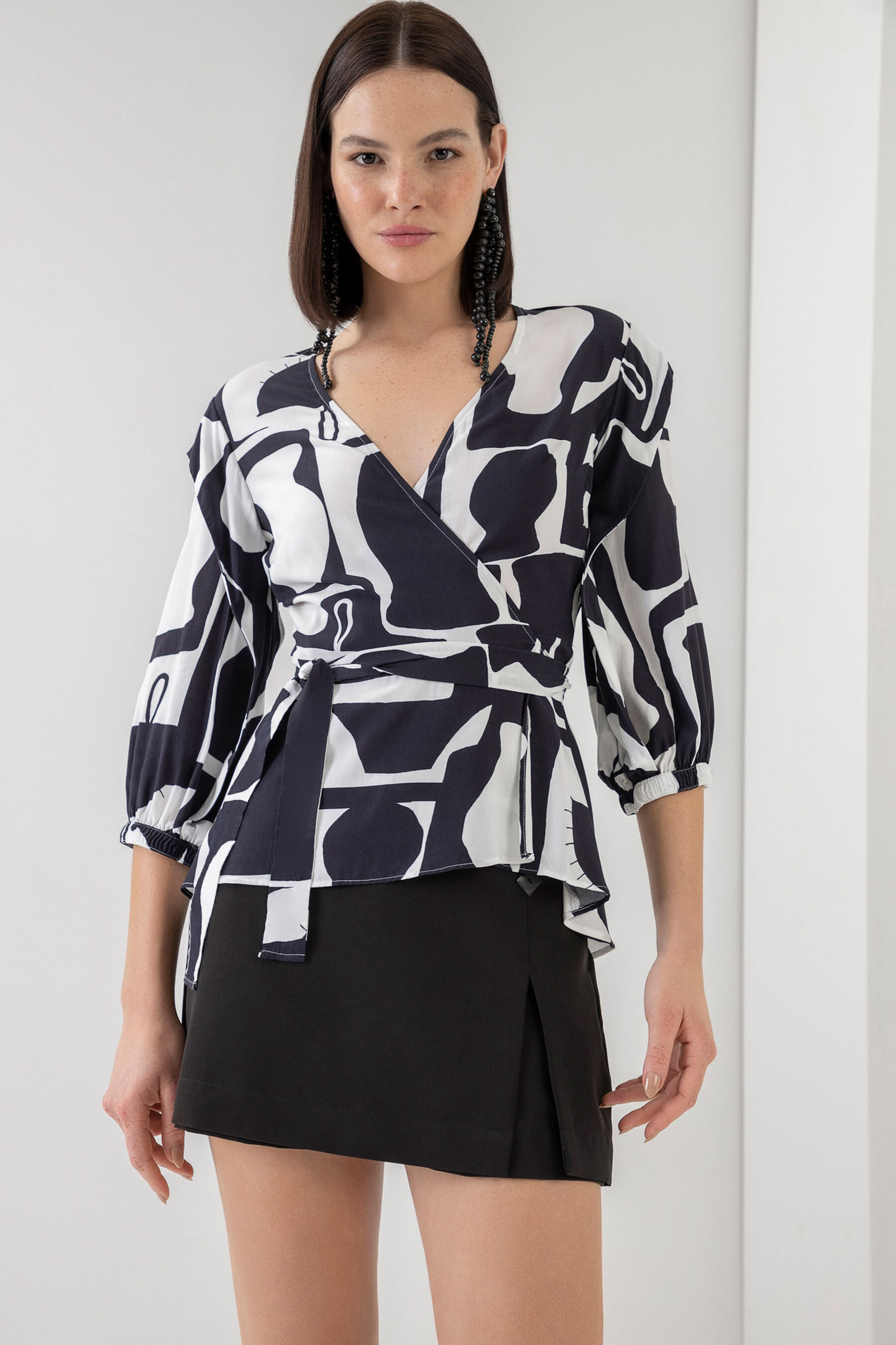 Blusa Transpassada Estampada com Recorte Ombros, . Blusa Transpassada Estampada com Recorte Ombros, , large.