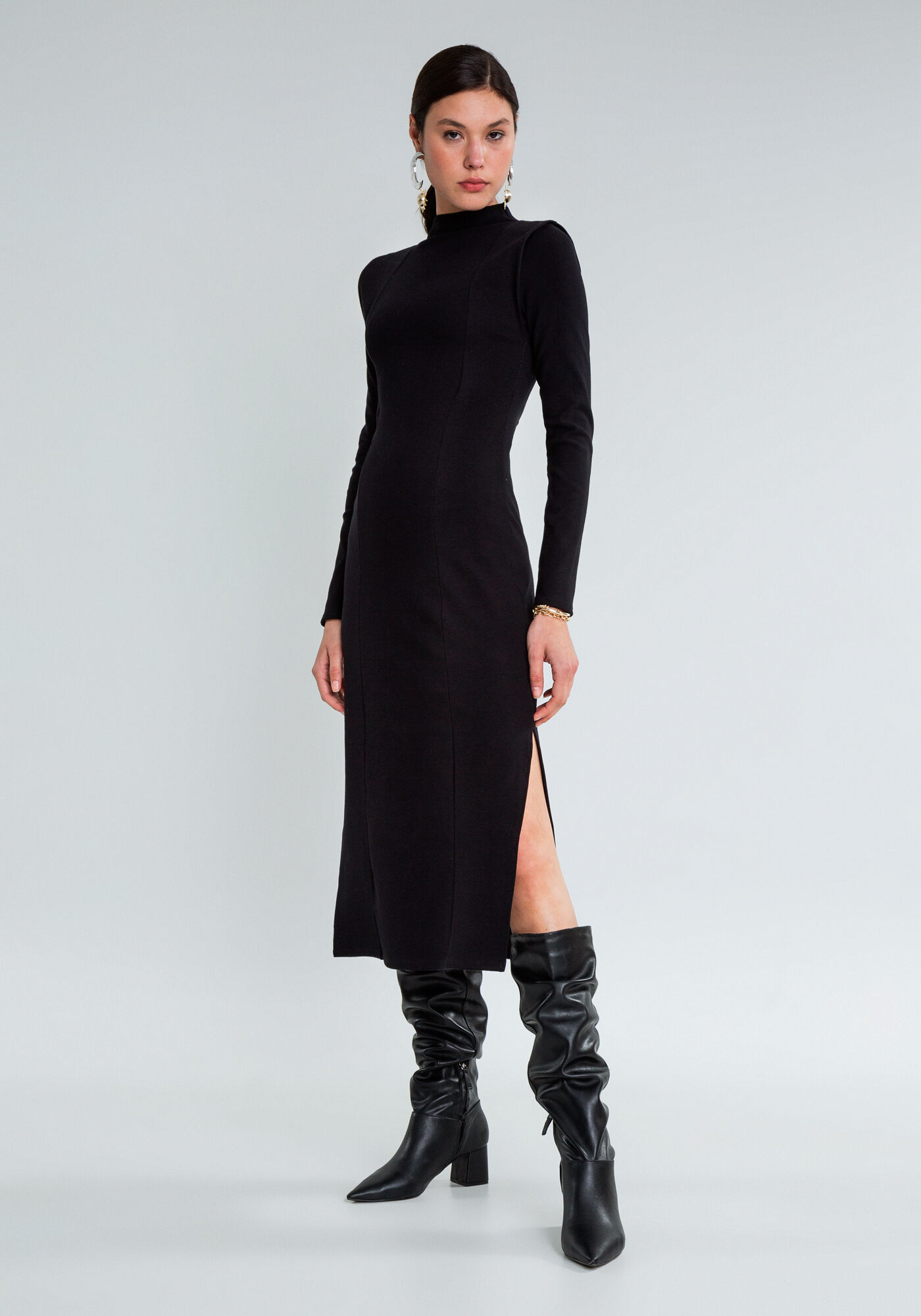 Vestido preto de gola alta hotsell