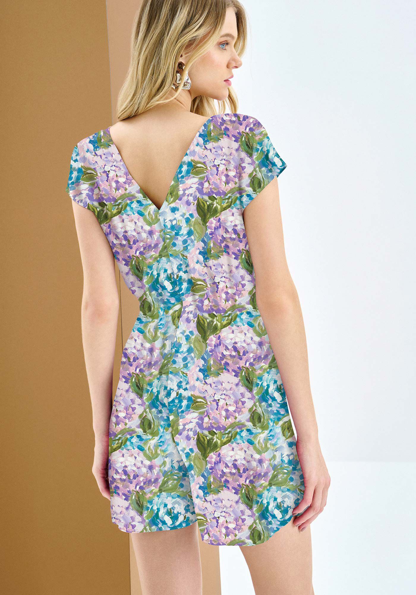 Macac&atilde;o Curto em Viscose Estampado com Decote V, HORTENCIAS, large.