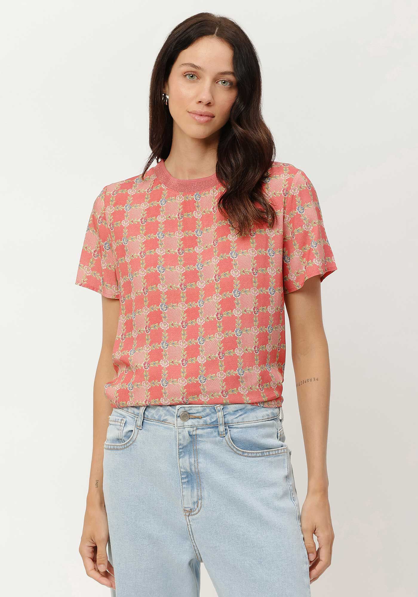Blusa Estampada em Viscose com Retil&iacute;nea Decote, , large.