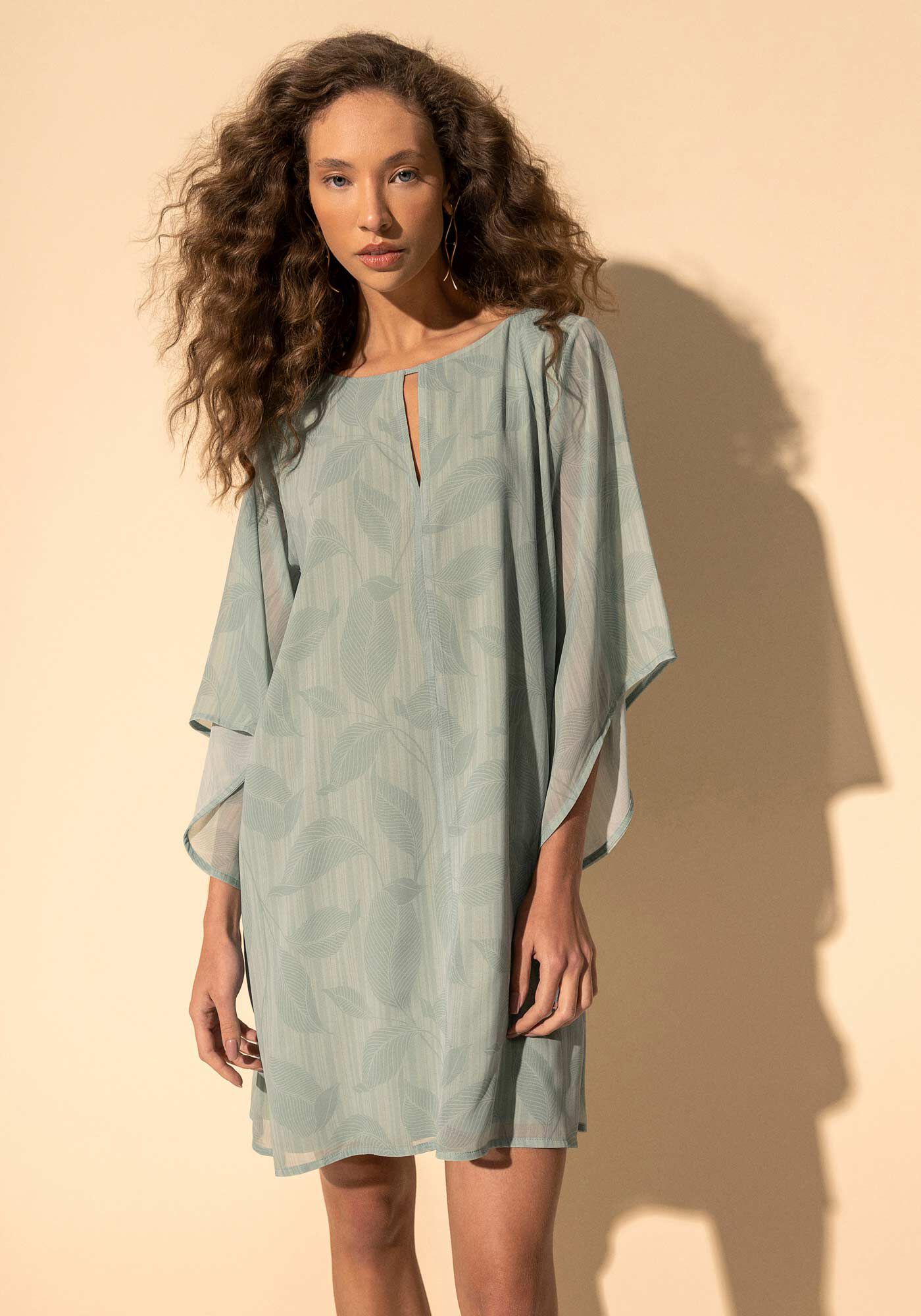 Vestido Curto Estampado Com Mangas Longas E Transpar&ecirc;ncia, GREEN LEAF VERDE, large.