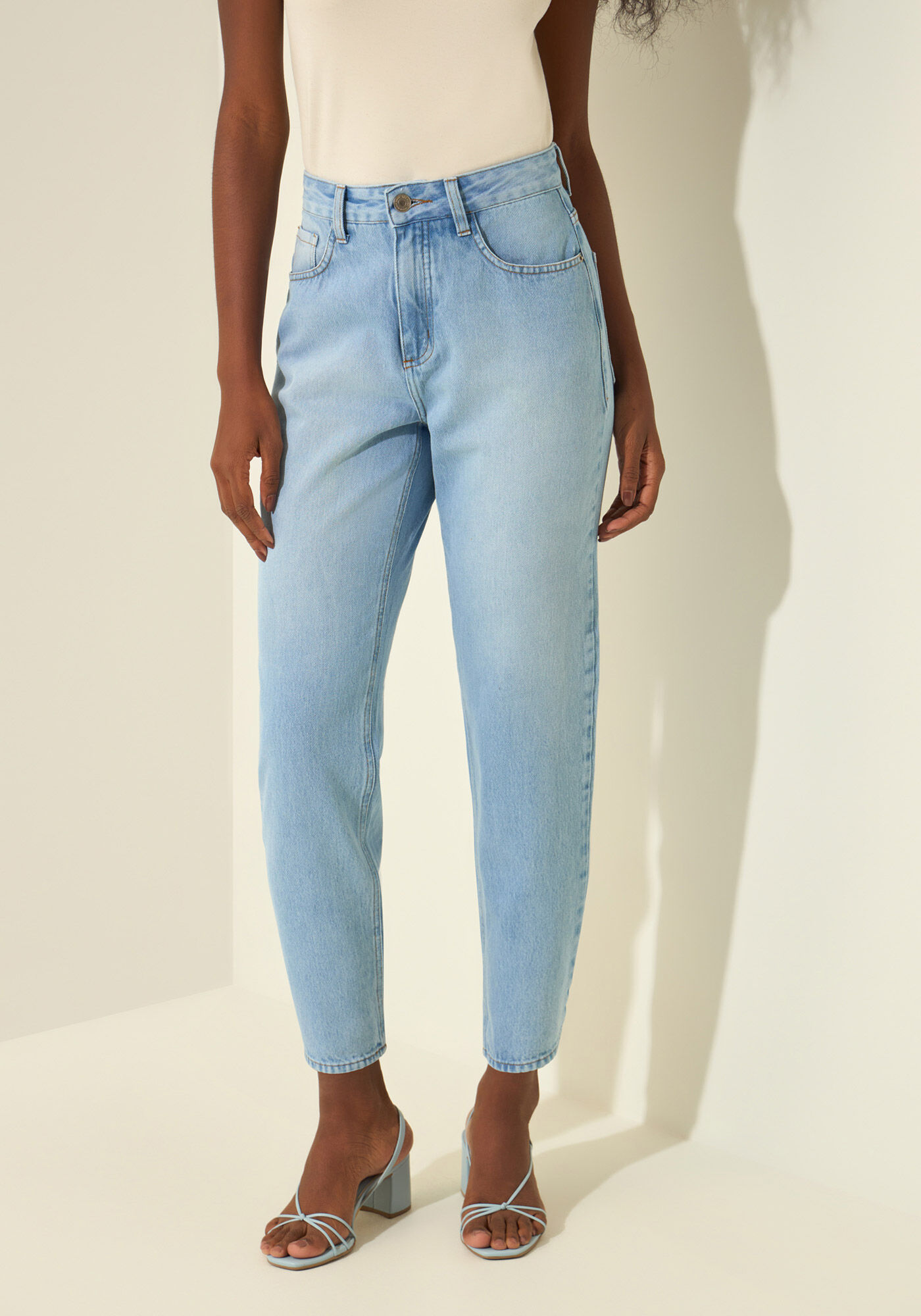 Cal&ccedil;a Mom Jeans Com Bolsos E Cintura Alta, JEANS, large.