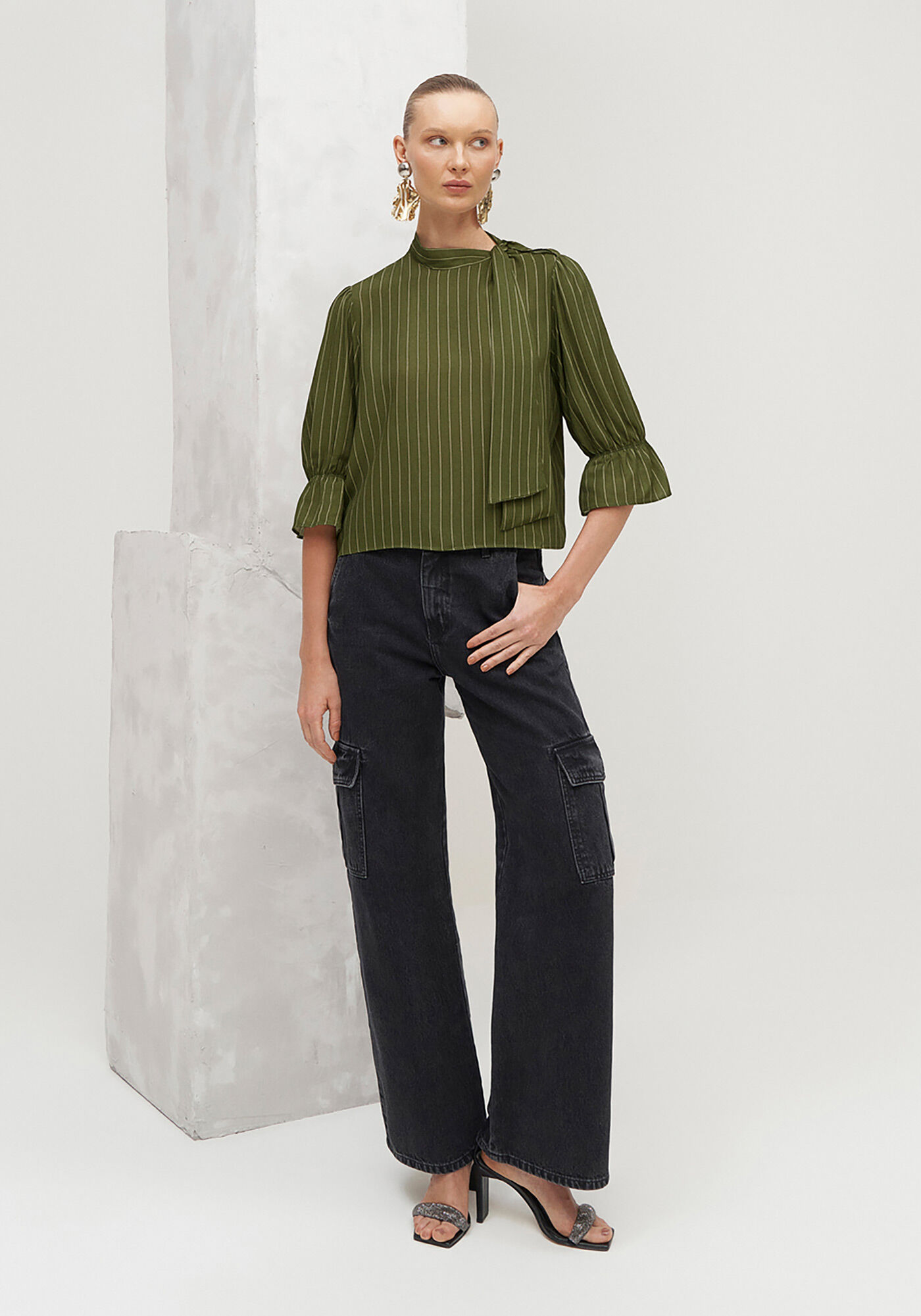 Blusa Manga 3/4 em Viscose com Amarra&ccedil;&atilde;o Gola, , large.