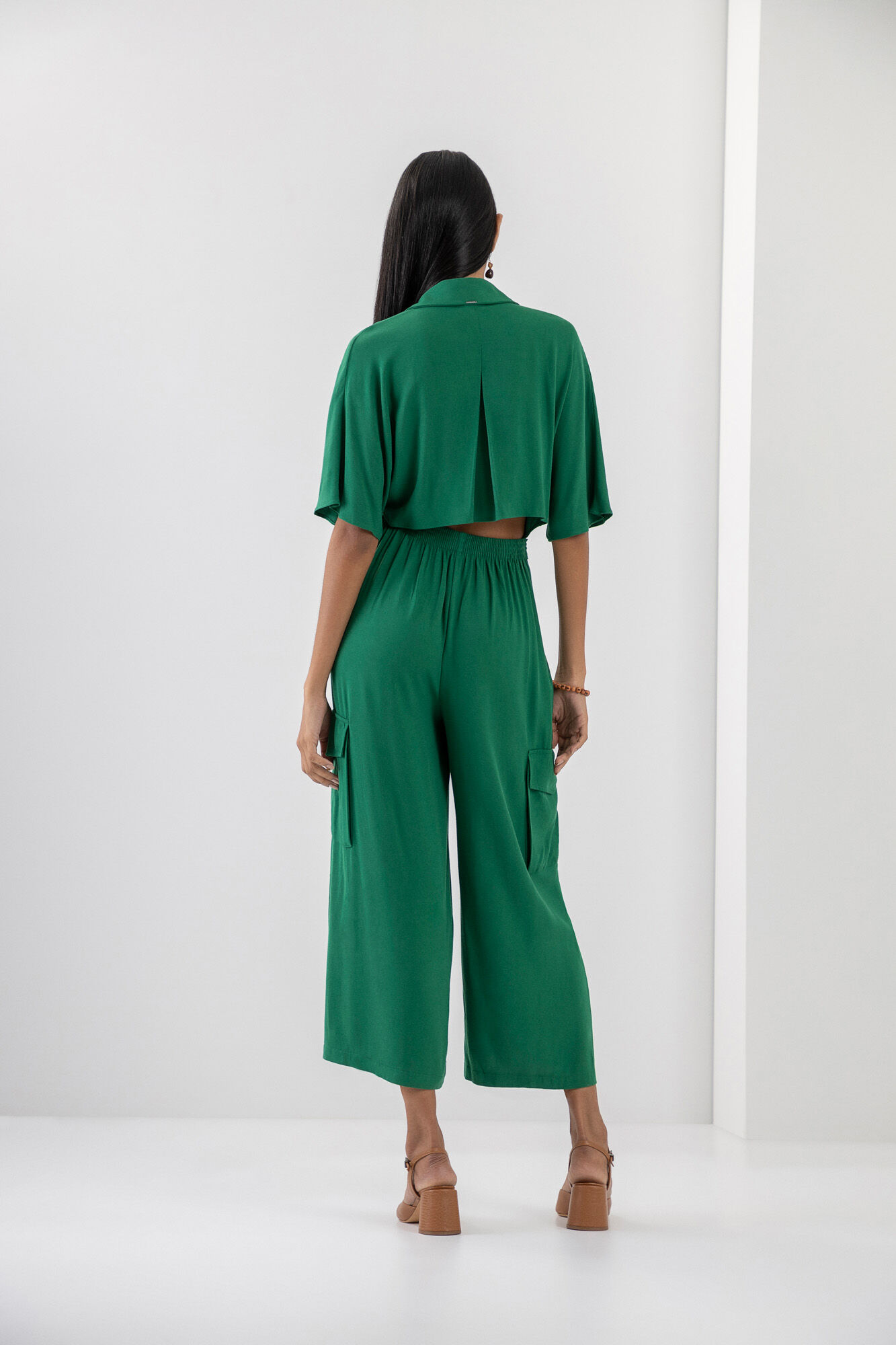 Macac&atilde;o Midi em Crepe com Recorte Costas, , large.