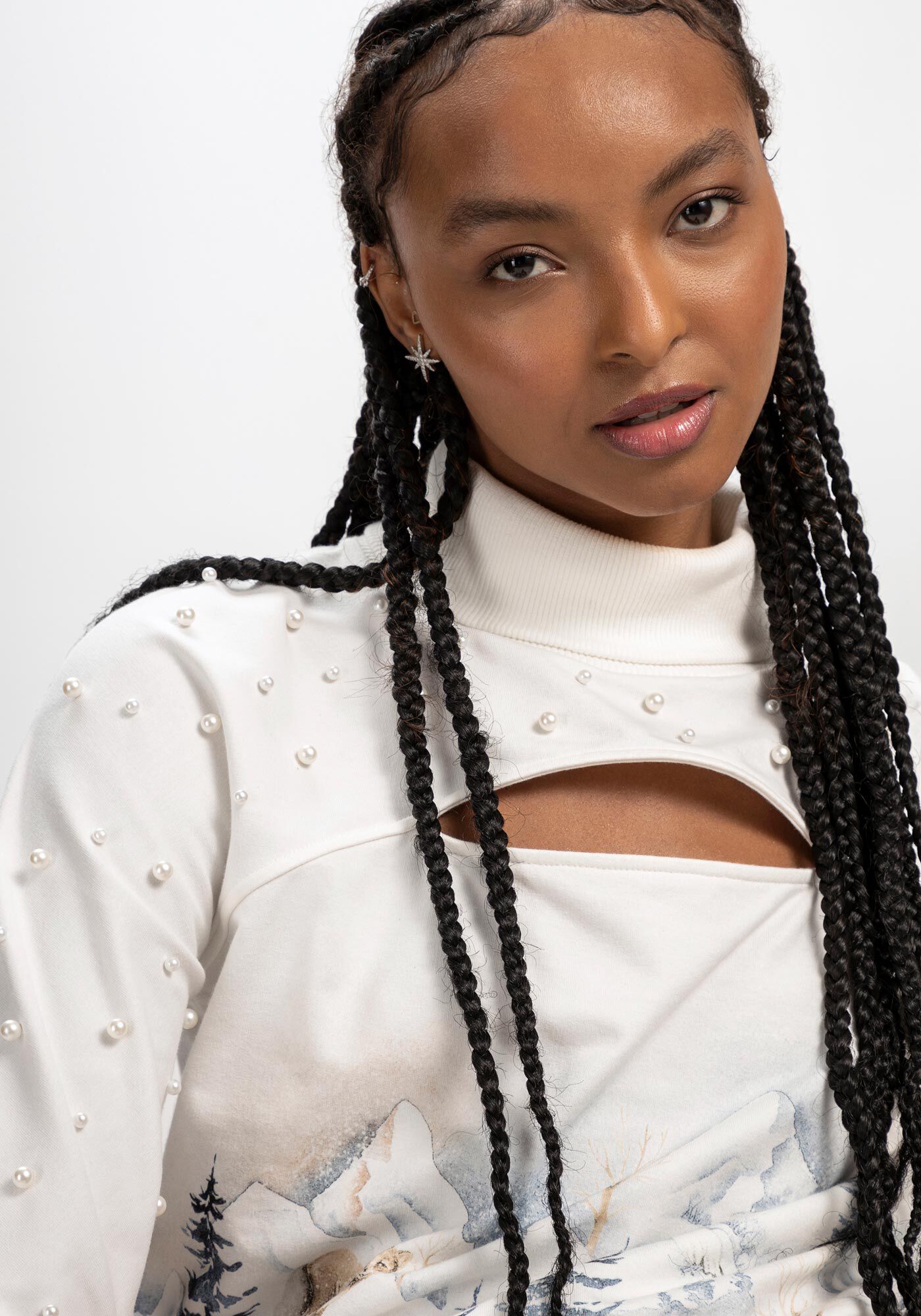 Blus&atilde;o Estampado com Cut Out e P&eacute;rolas, BRANCO OFF WHITE, large.