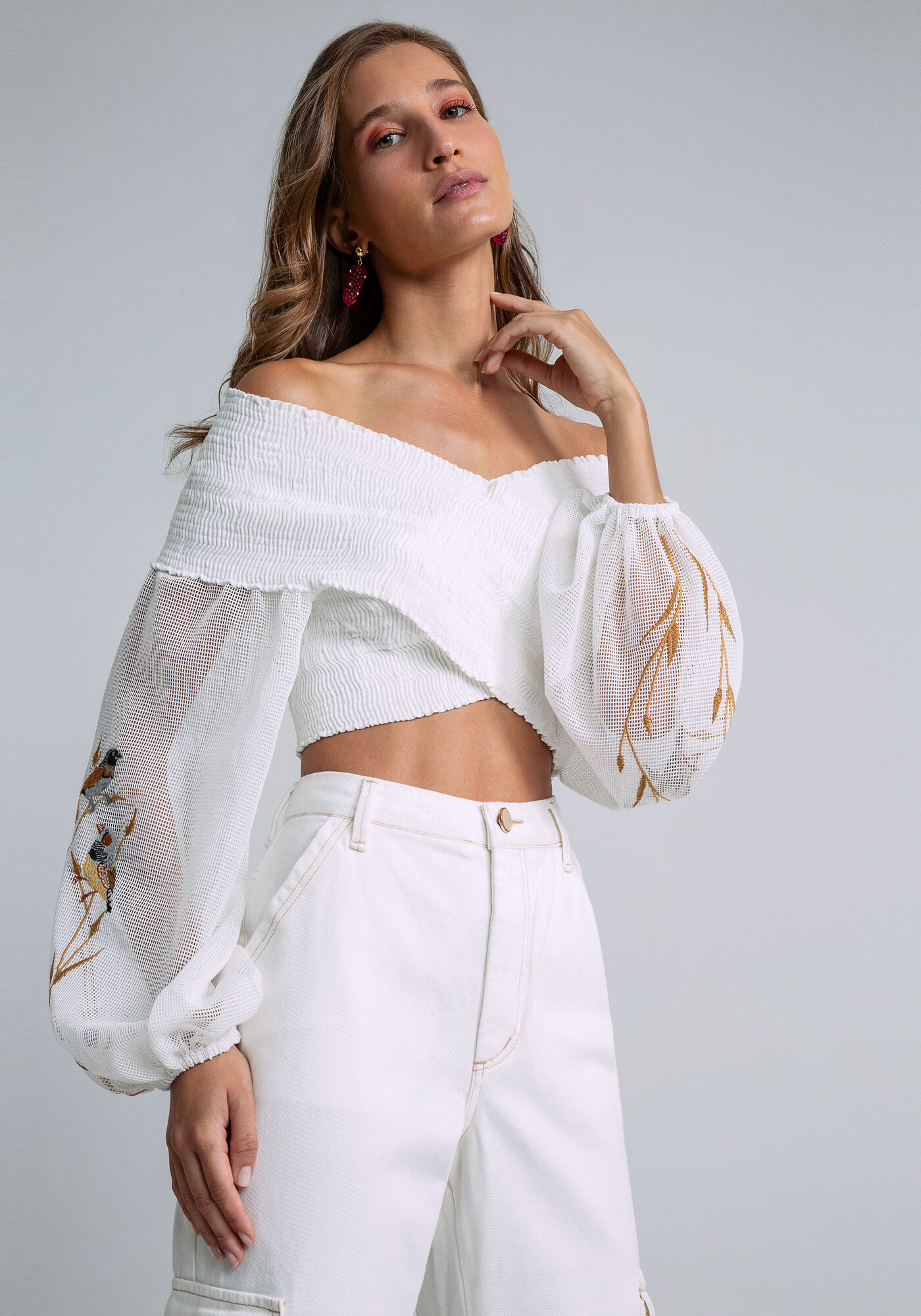 blusa cropped bordado