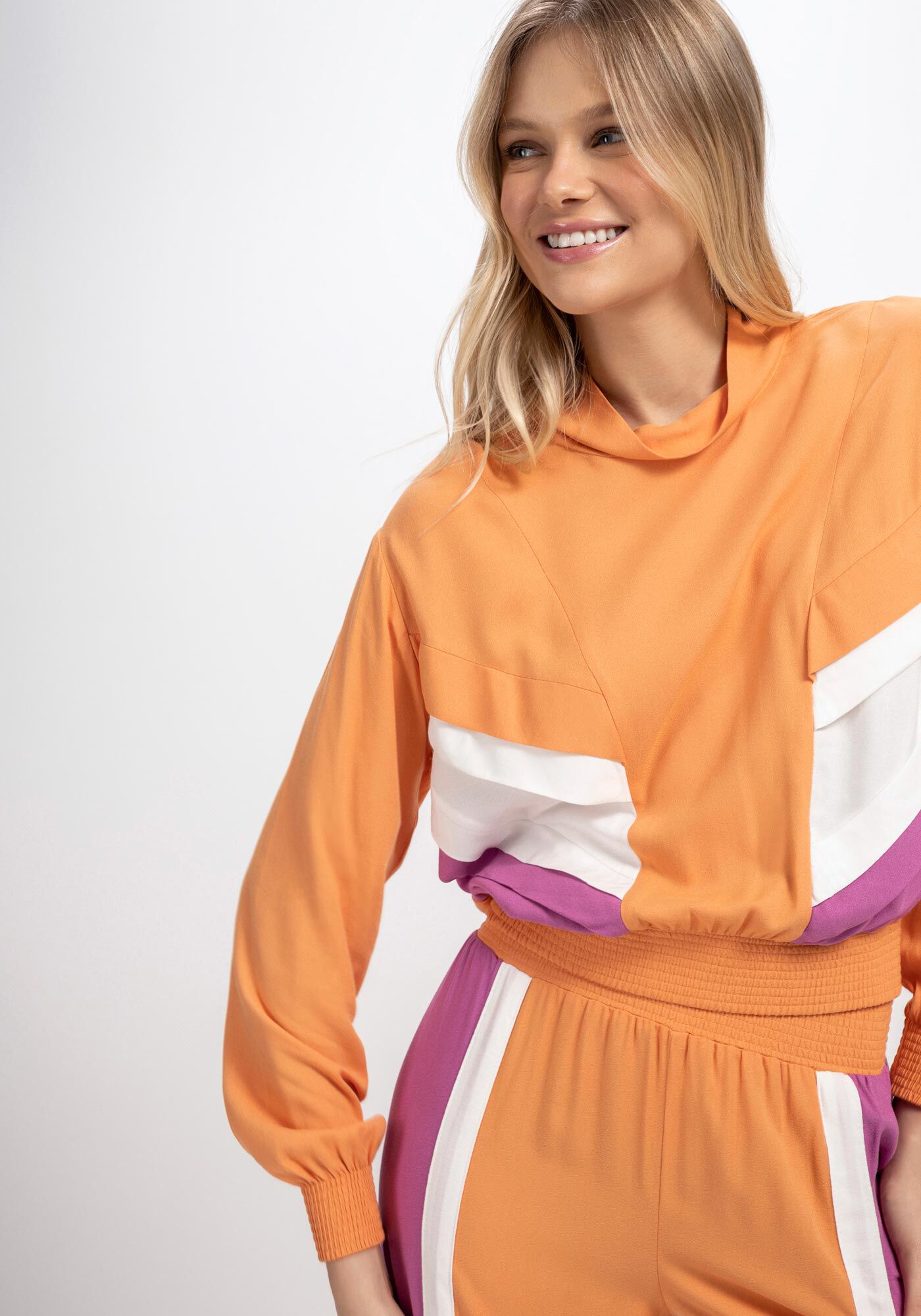 Blus&atilde;o Manga Longa em Crepe com Recortes, , large.