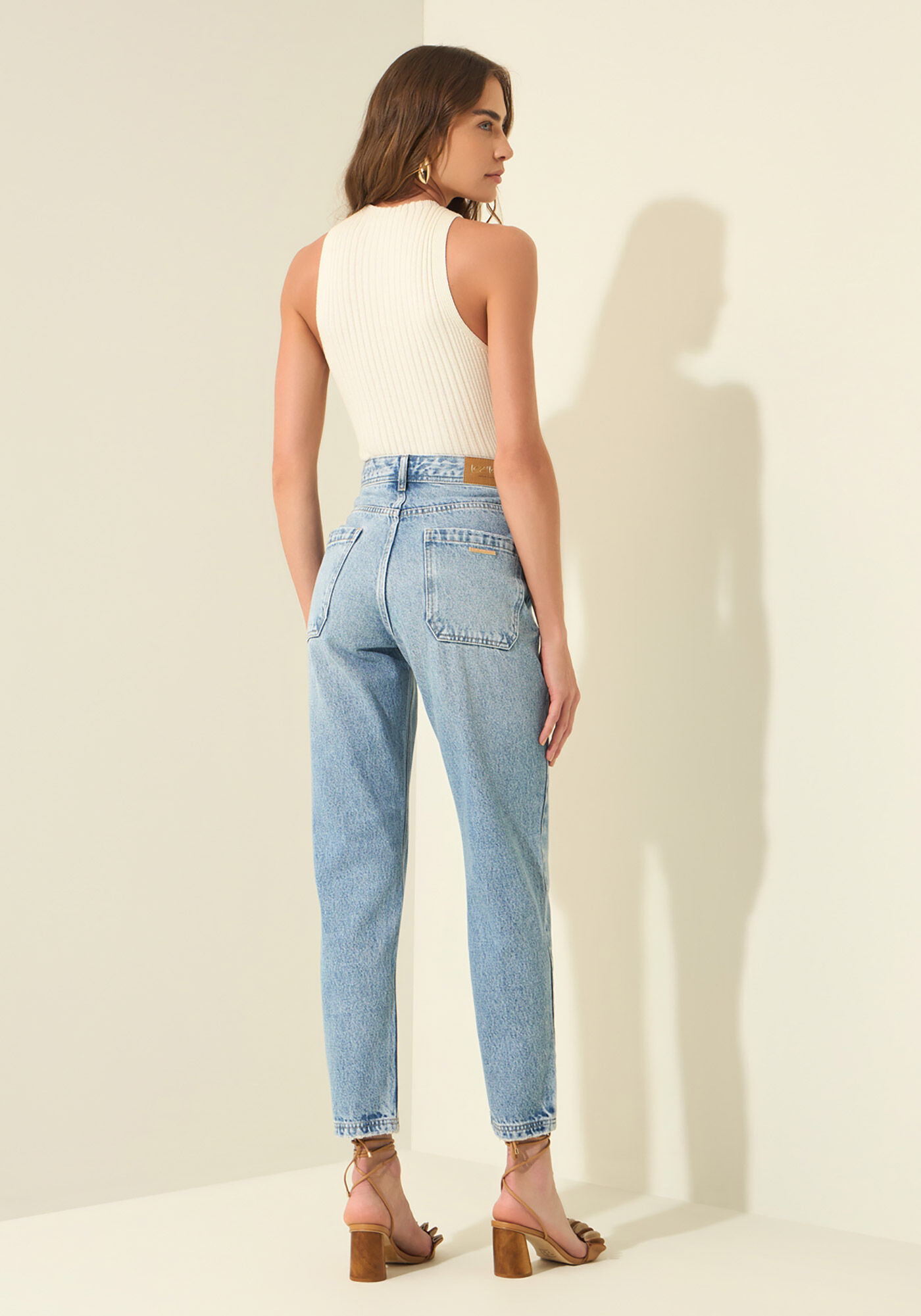 Cal&ccedil;a Mom Jeans Com Cintura Alta E Bolsos, JEANS, large.