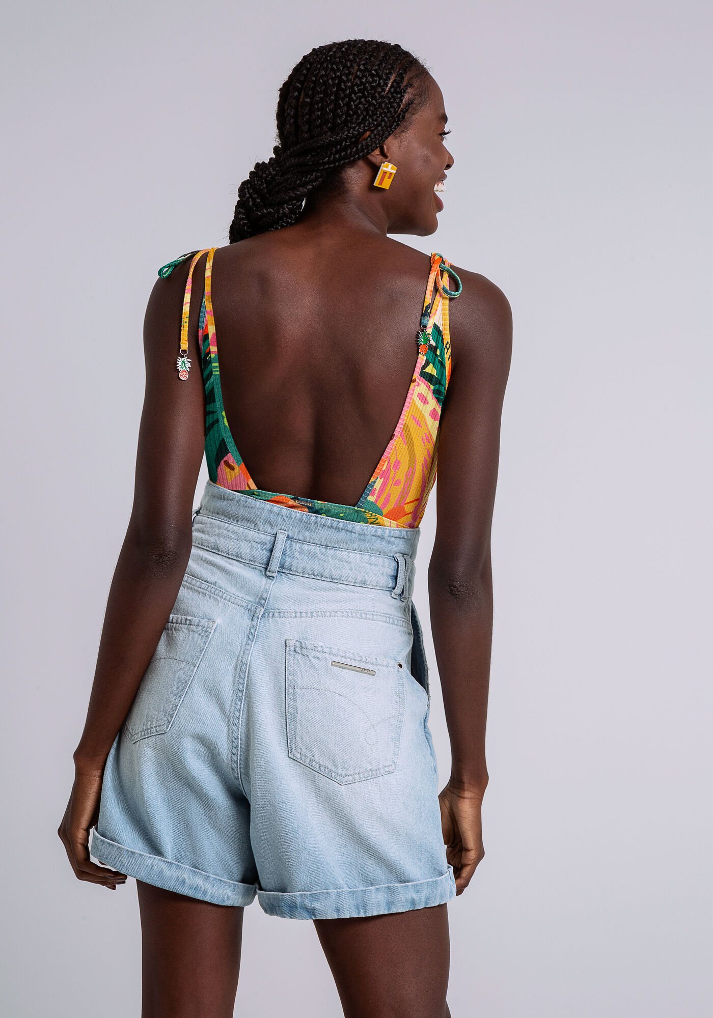 Shorts Jeans Cintura Alta com Recorte