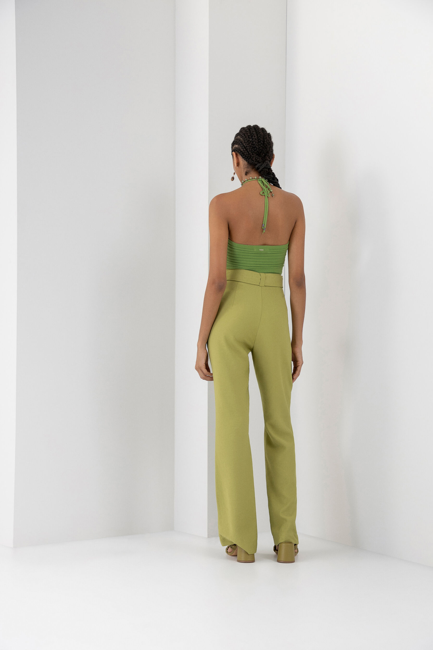 Calça Flare Boot Cut com Cinto, VERDE PARAMELA. Calça Flare Boot Cut com Cinto, VERDE PARAMELA, large.