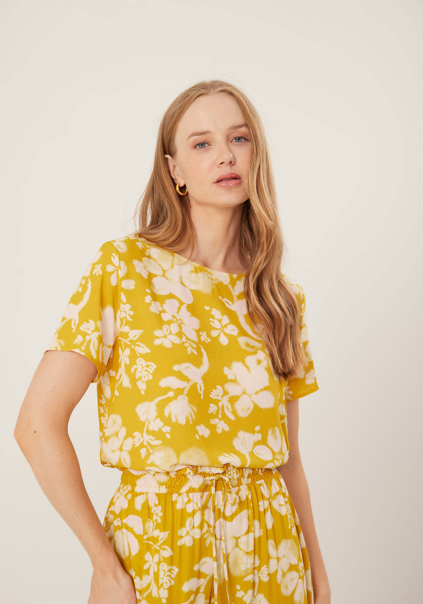 Blusa B&aacute;sica Estampada Em Viscose Com Mangas Curtas, , large.