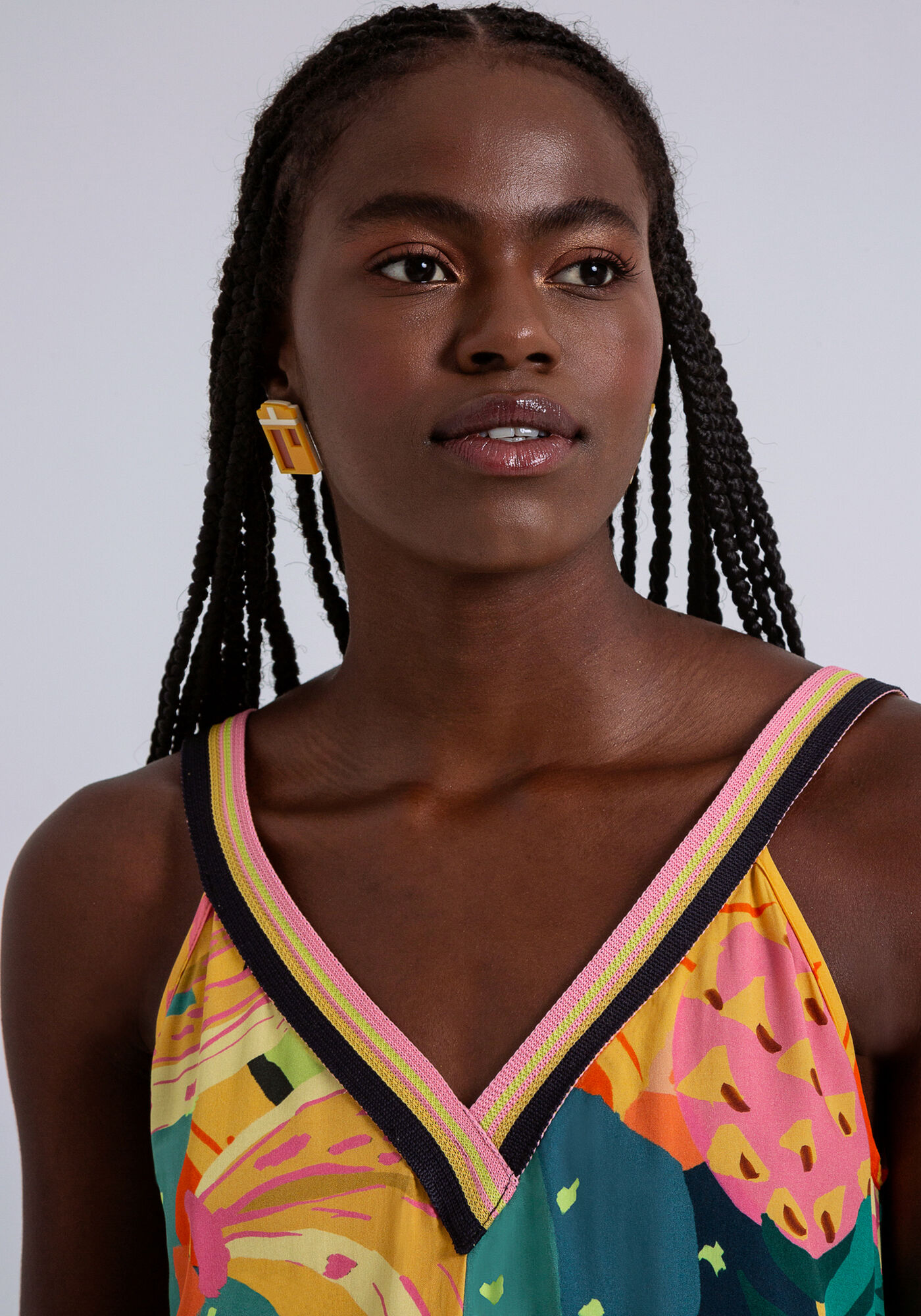 Macac&atilde;o Curto em Viscose com Retil&iacute;nea Al&ccedil;as, FRUTA DE PALMA, large.