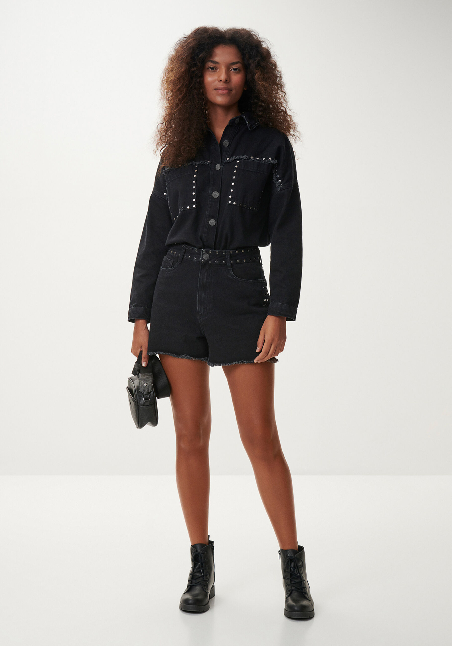 Shorts Jeans Hot Pant Super Alto com Tachas, PRETO REATIVO. Shorts Jeans Hot Pant Super Alto com Tachas, PRETO REATIVO, large.