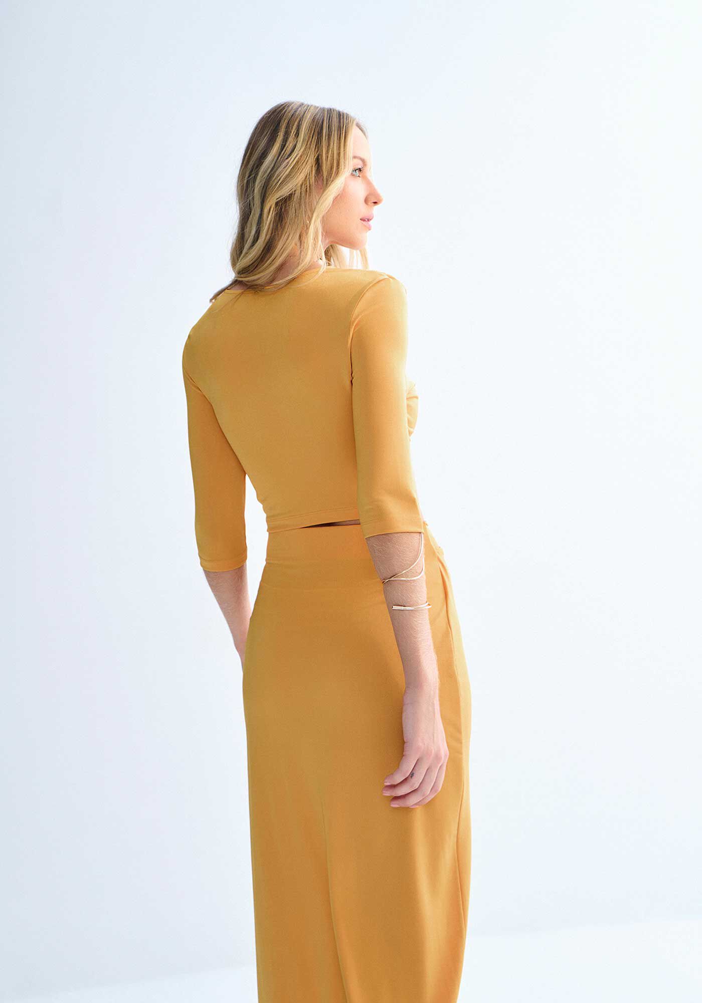 Blusa Cropped em Malha Fria com Recorte Tor&ccedil;&atilde;o Franzido, AMARELO SAVANNAH, large.