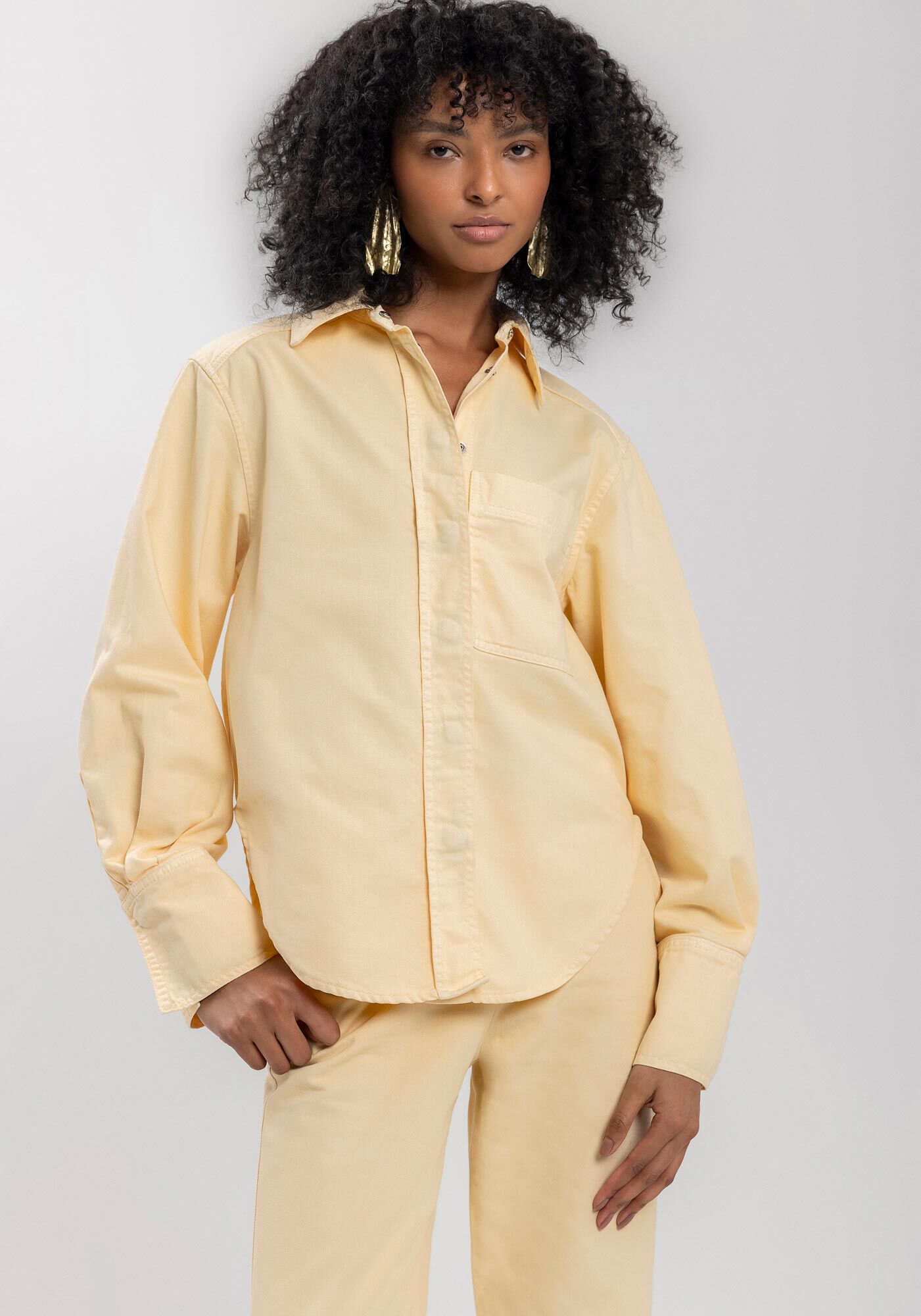 Camisa Alongada Com Bolso Frontal Em Sarja, AMARELO SEASHELL, large.