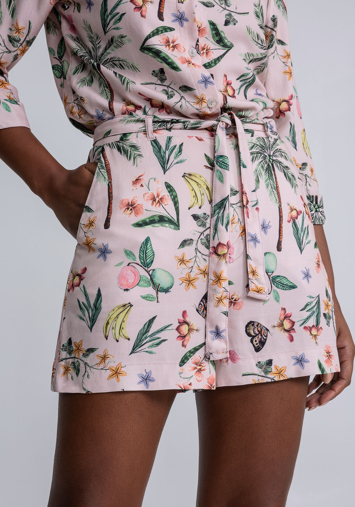 Shorts Cintura M&eacute;dia Faixa Estampa, HARMONIA, large.