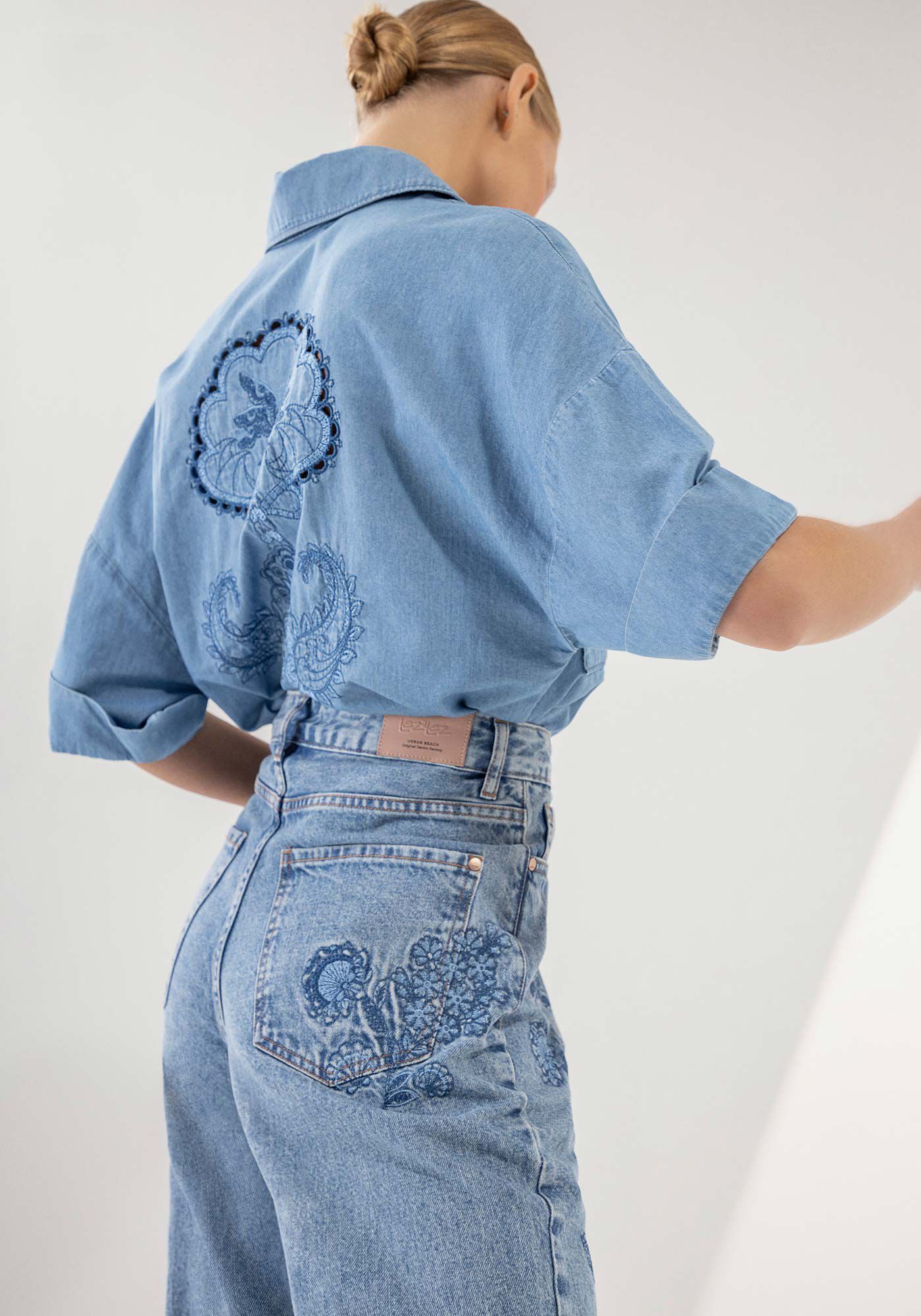 Cal&ccedil;a Jeans Mom Super Alta Cropped Bordada, JEANS, large.