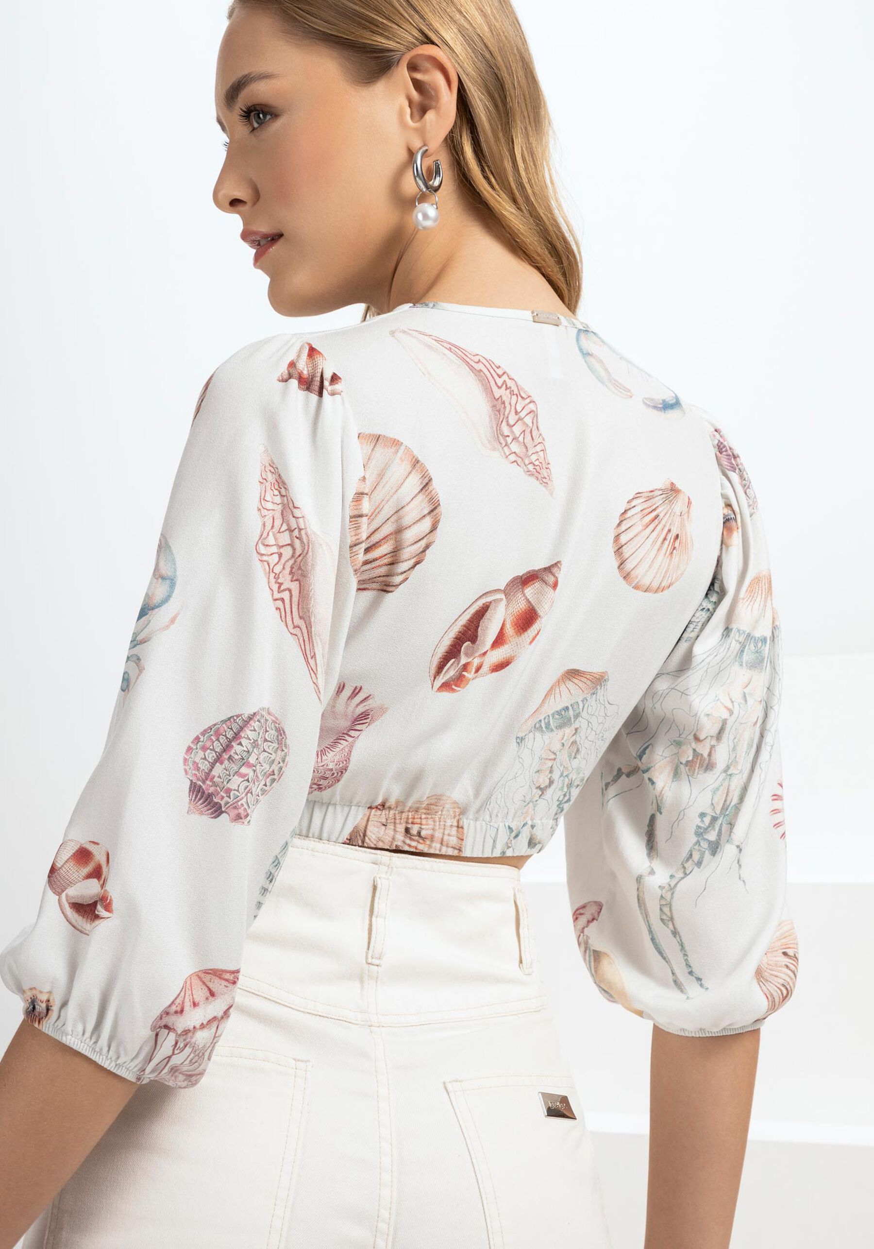 Blusa Cropped em Crepe com Manga 3/4 Bufante, MILLOR. Blusa Cropped em Crepe com Manga 3/4 Bufante, MILLOR, large.
