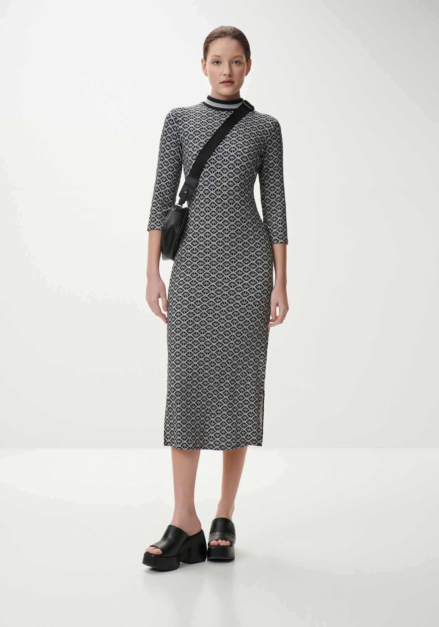 Vestido Midi Manga 3/4 com Retil&iacute;nea Lateral, , large.