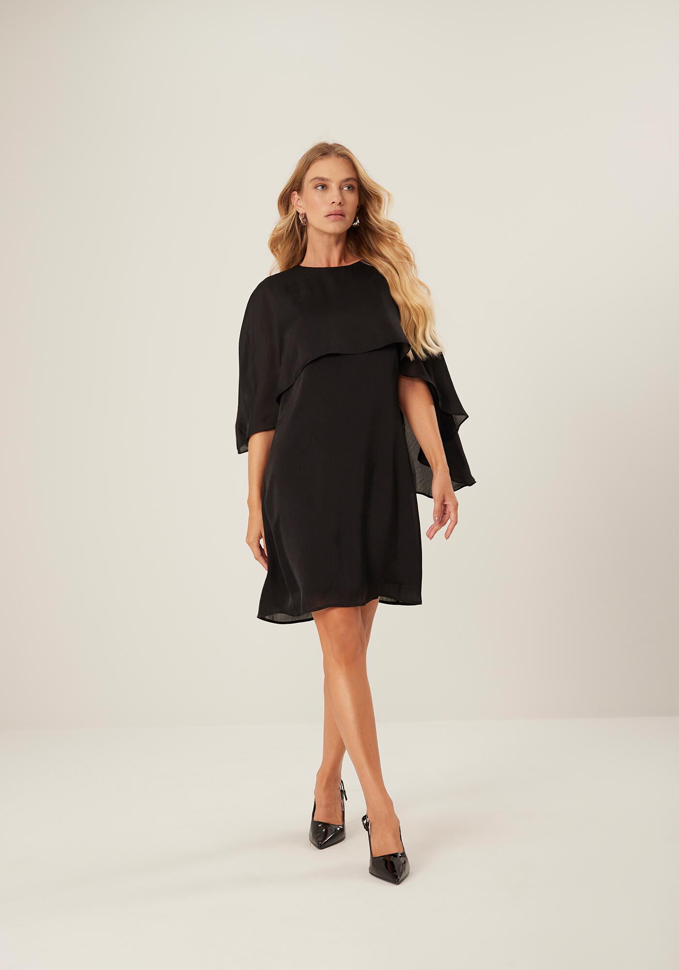 Vestido Curto M&aacute;xi Recorte Capa com Leve Acetinado, , large.