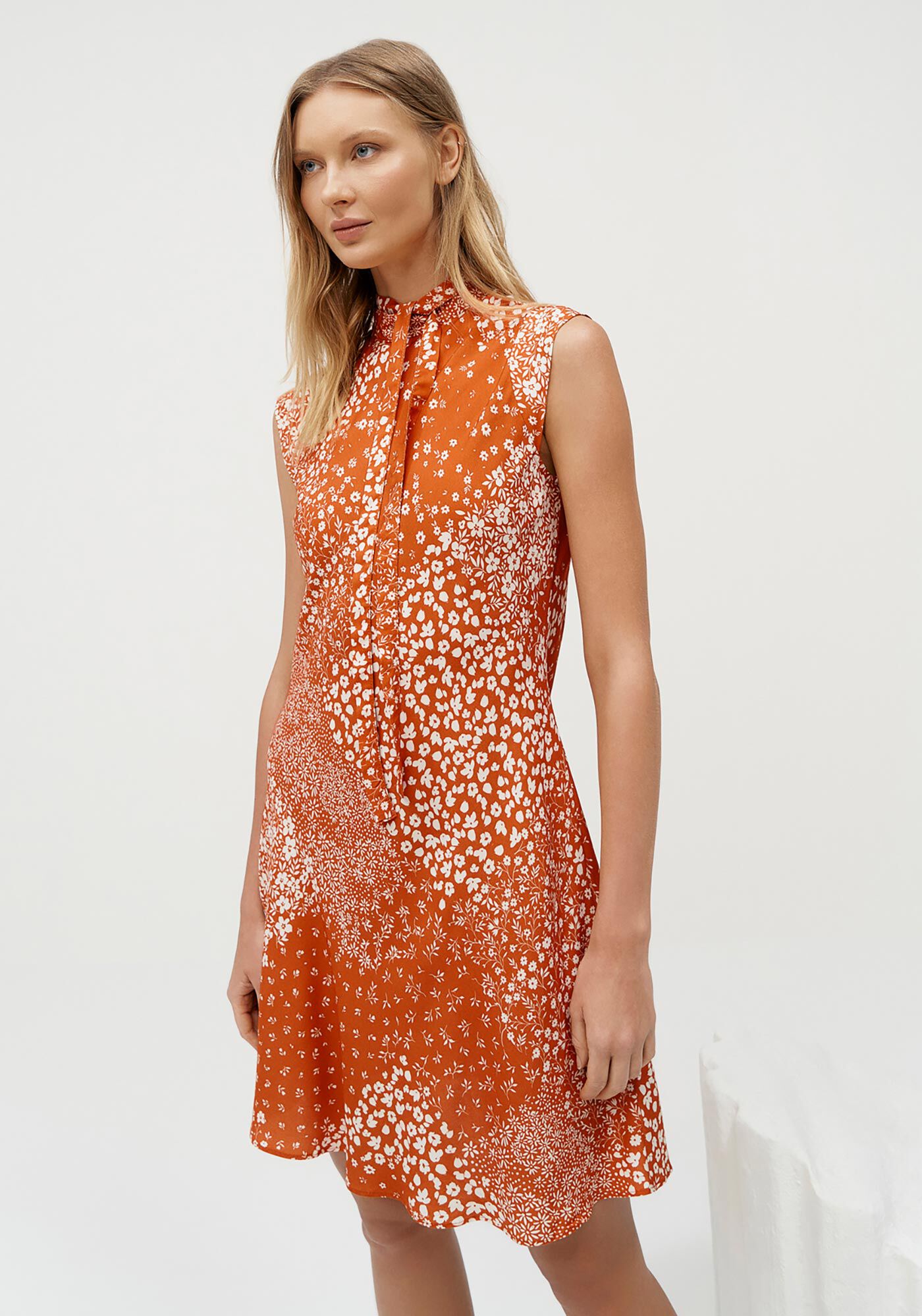 Vestido Curto Estampado em Viscose com La&ccedil;o Decote, , large.