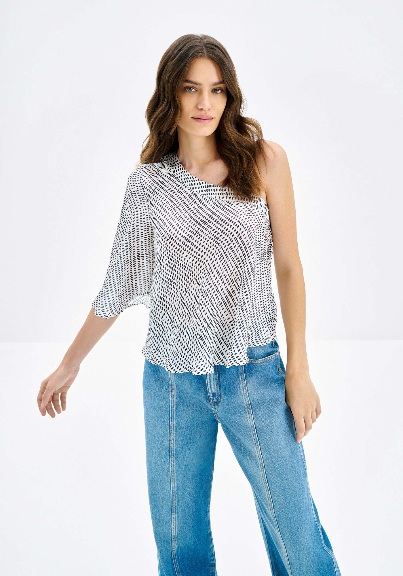 Blusa Um Ombro S&oacute; em Chiffon Estampada, PONTOS, large.