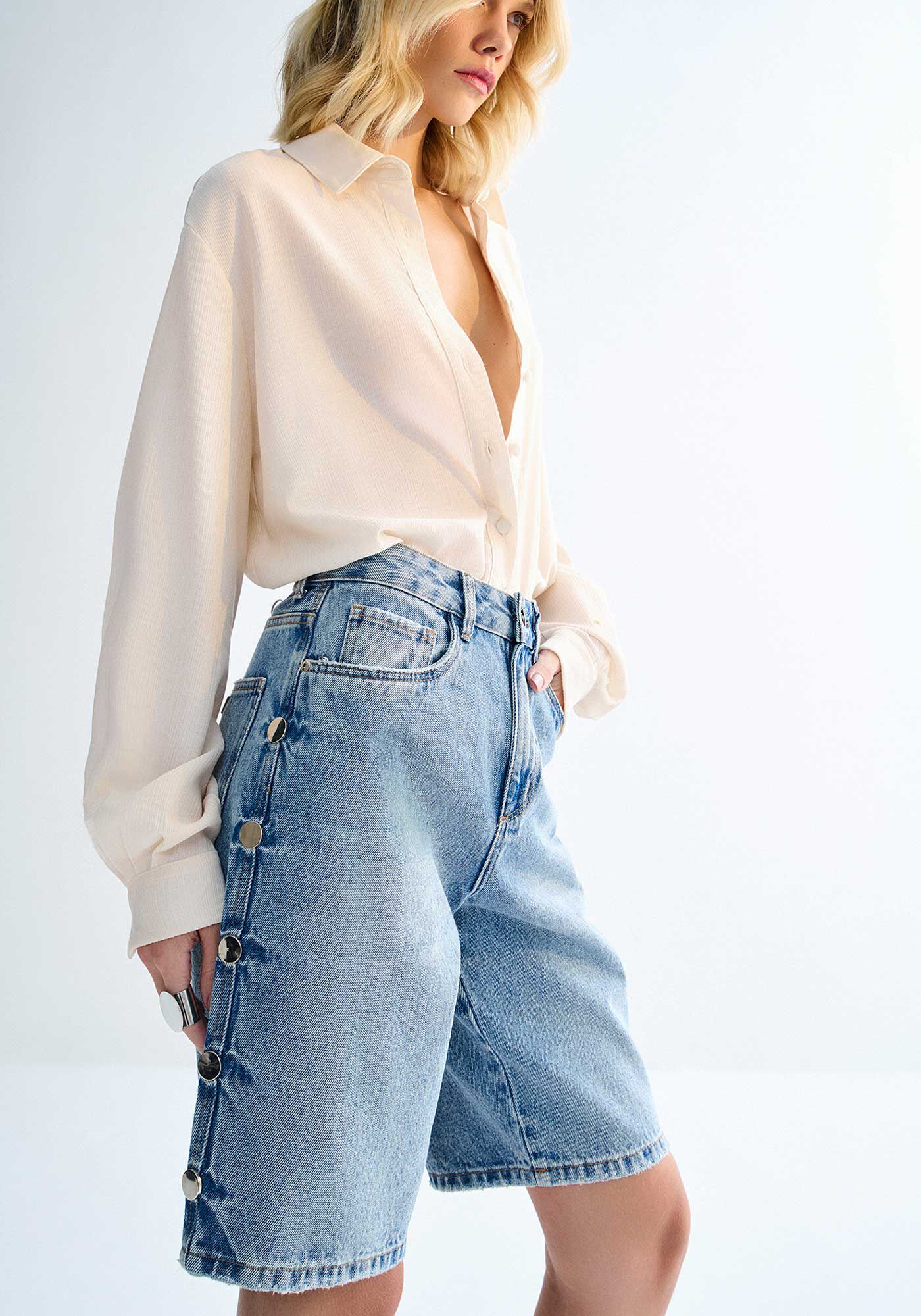 Bermuda Jeans Boyfriend Cintura Alta com M&aacute;xi Tachas, JEANS, large.