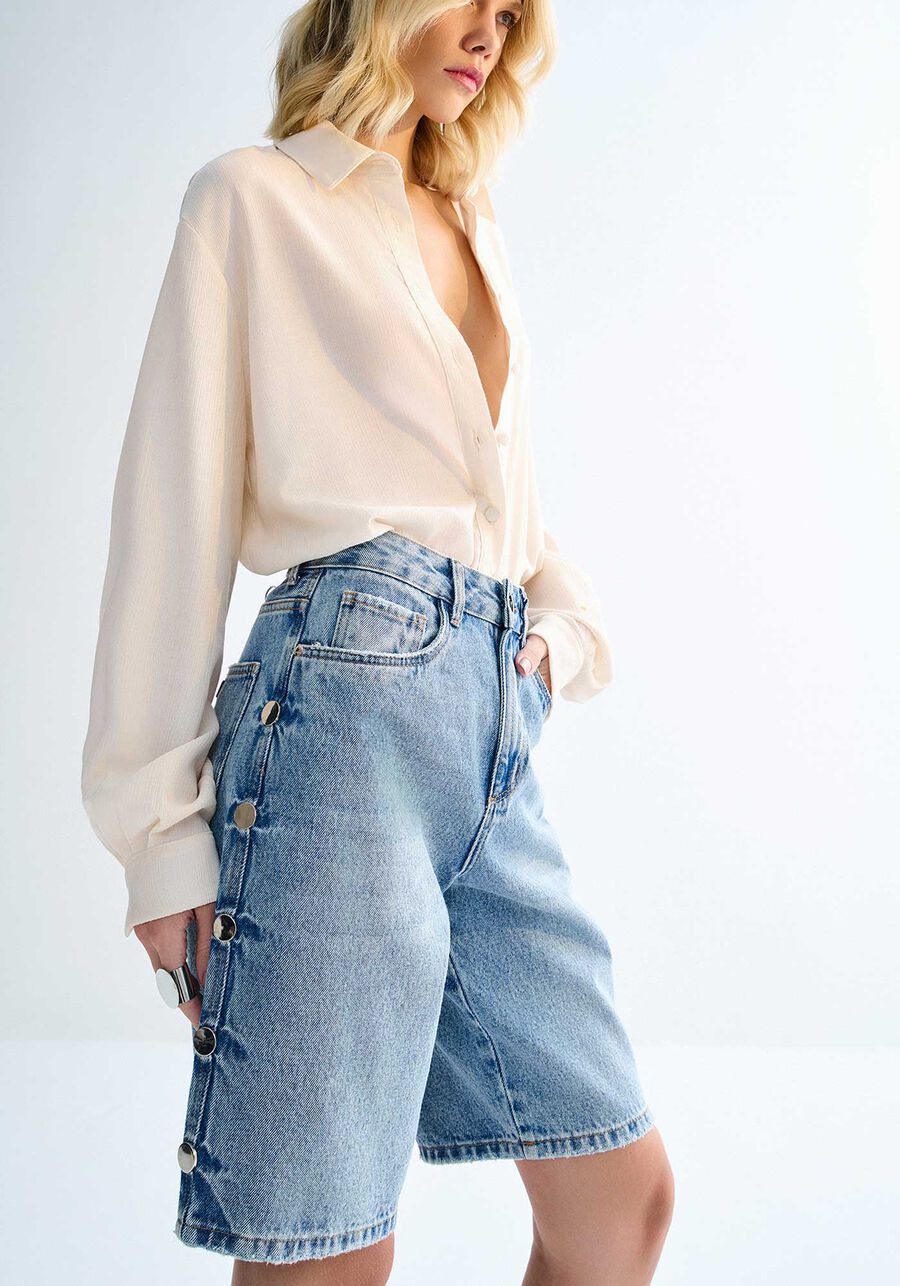 Bermuda Jeans Boyfriend Cintura Alta com Máxi Tachas, . Bermuda Jeans Boyfriend Cintura Alta com Máxi Tachas, , large.