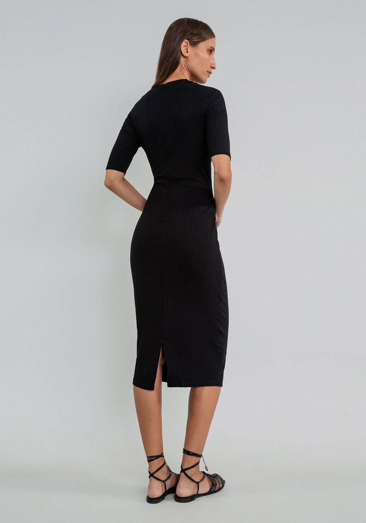 Vestido canelado discount midi manga curta