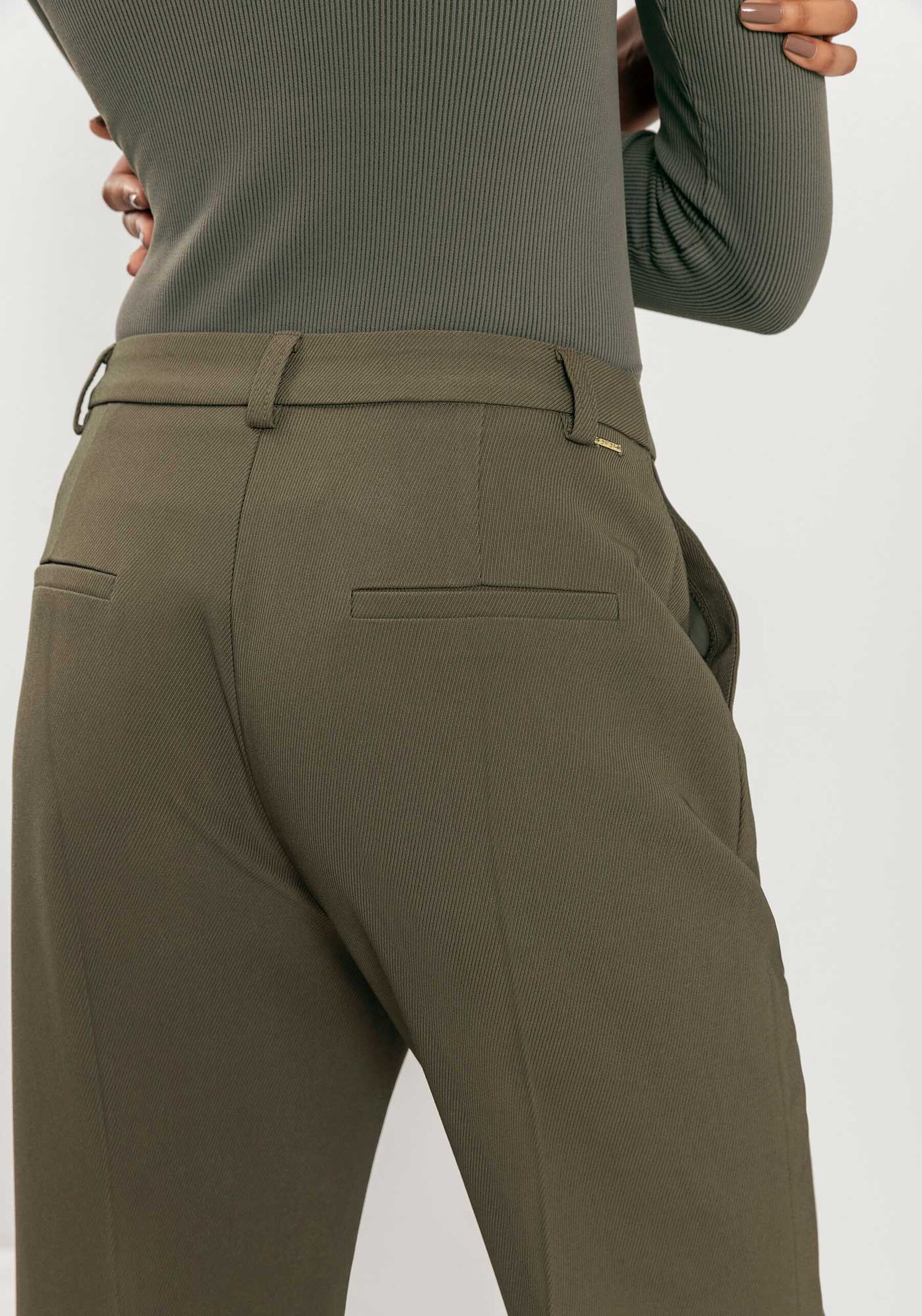 Calça Reta Com Cintura Média E Aberturas Na Barra, . Calça Reta Com Cintura Média E Aberturas Na Barra, , large.